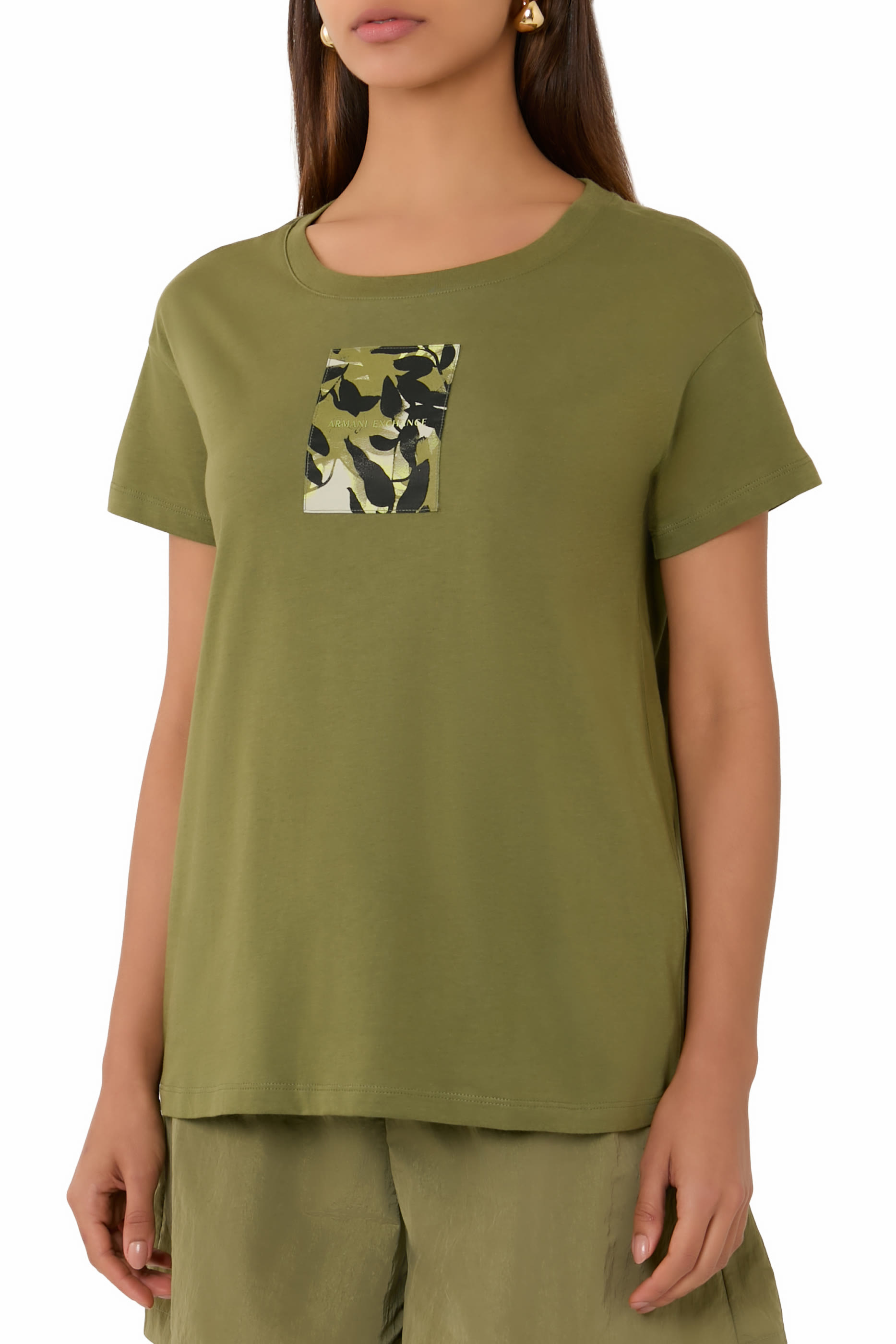 تيشيرت بقصة مريحة وطبعة شعار الماركة