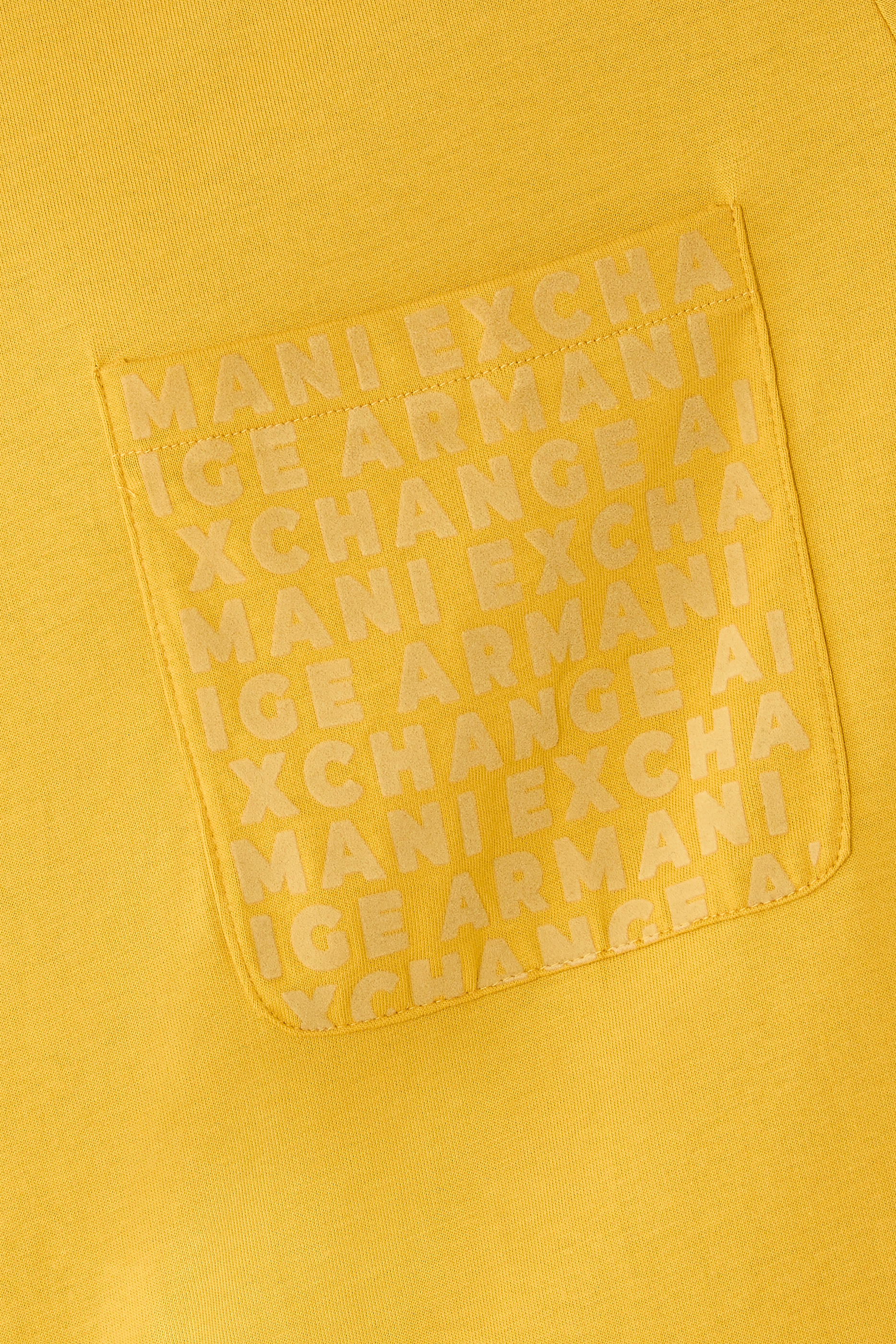 تيشيرت بقصة عادية وجيب بشعار الماركة