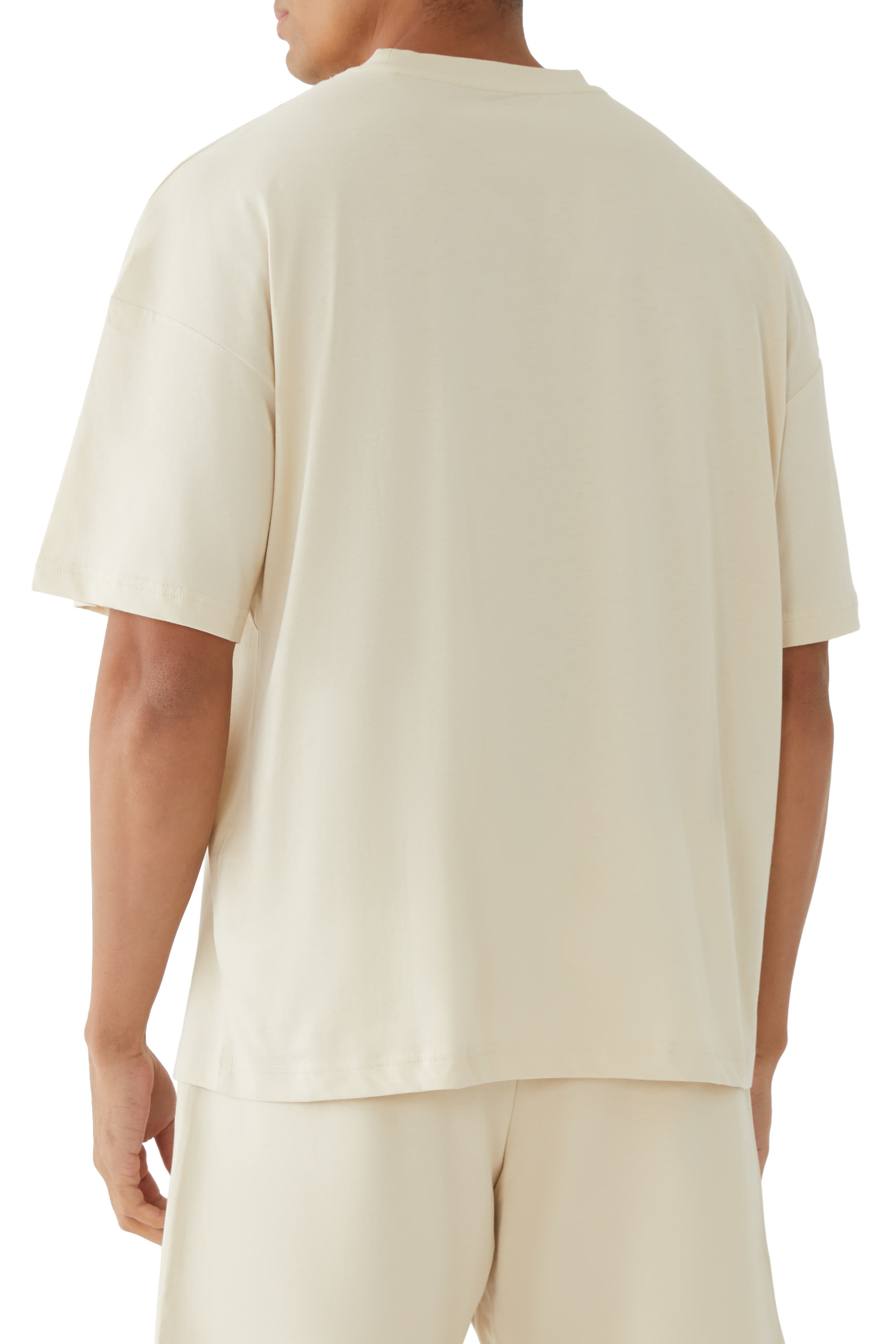 تيشيرت بشعار الماركة بحجم كبير