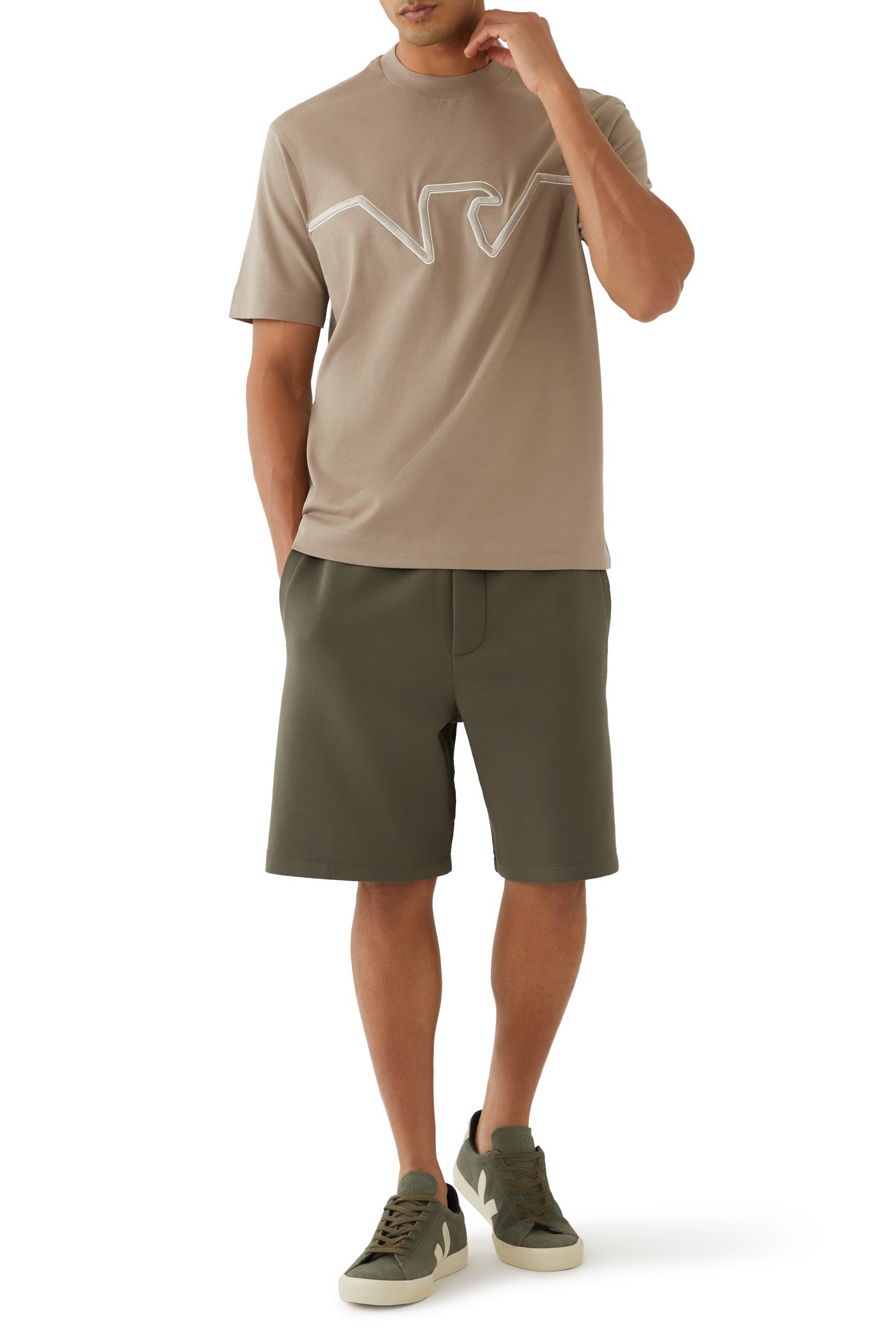 تيشيرت بشعار الماركة بحجم كبير