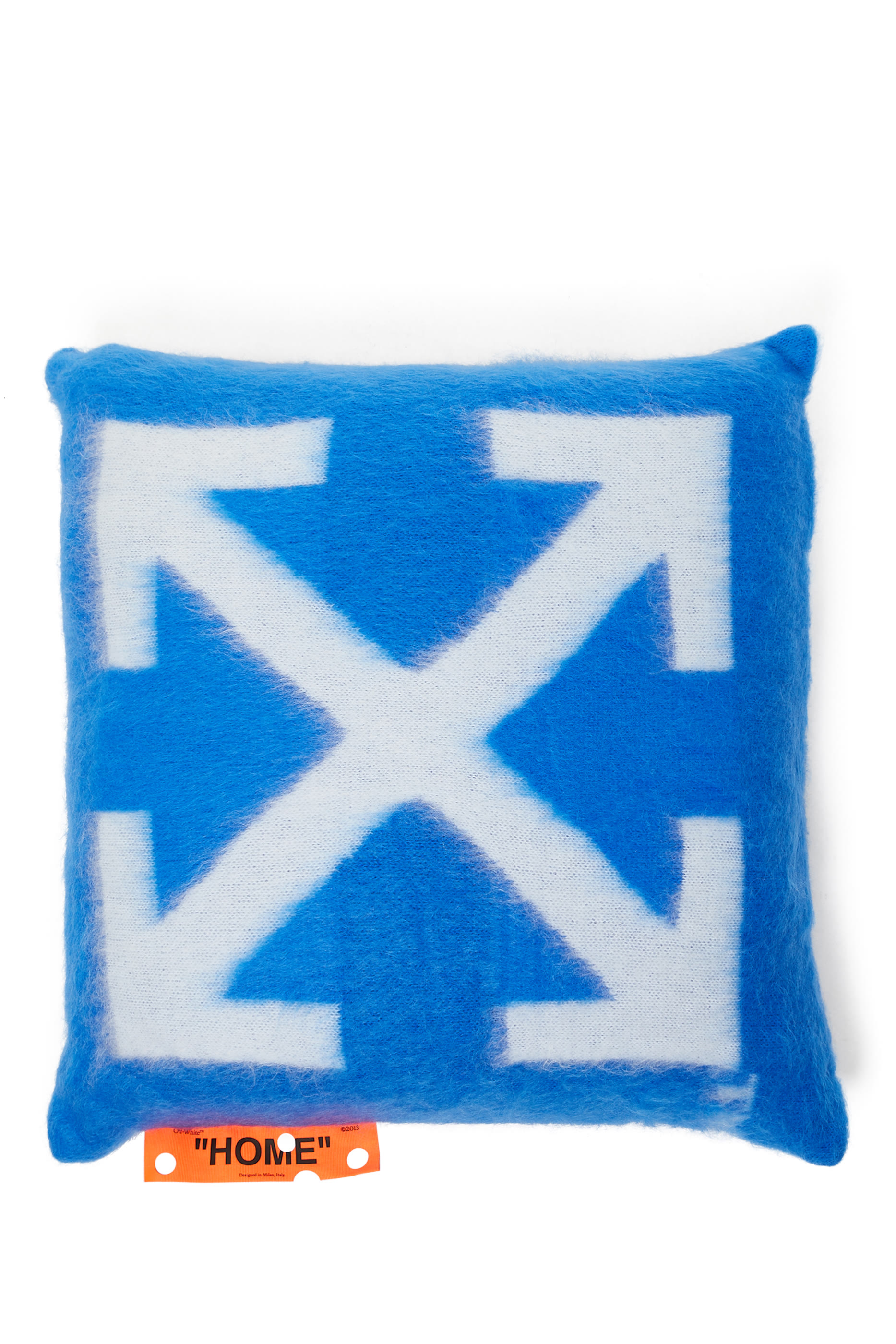 وسادة مزينة بسهم كبير