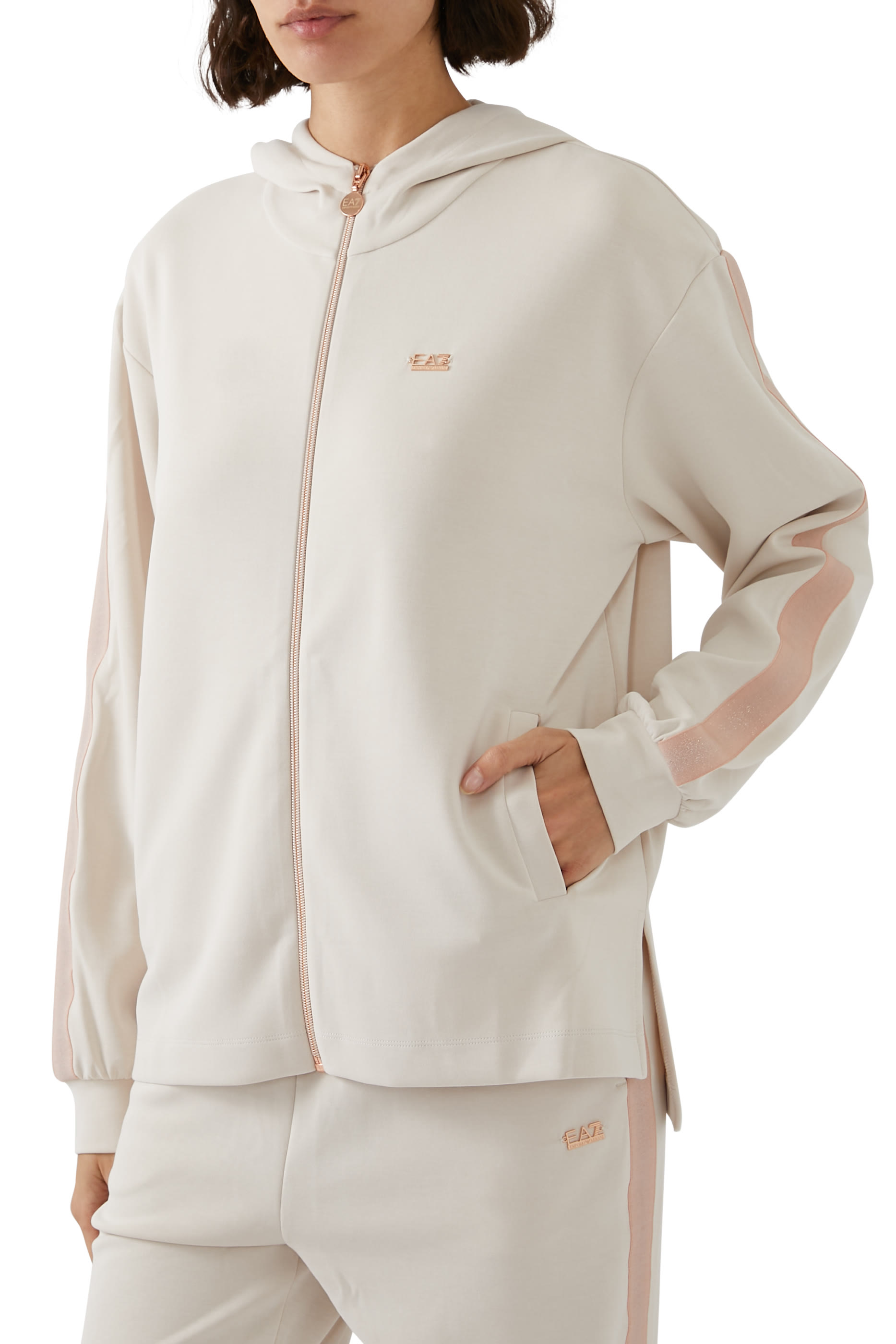 هودي بسحاب وشعار الماركة