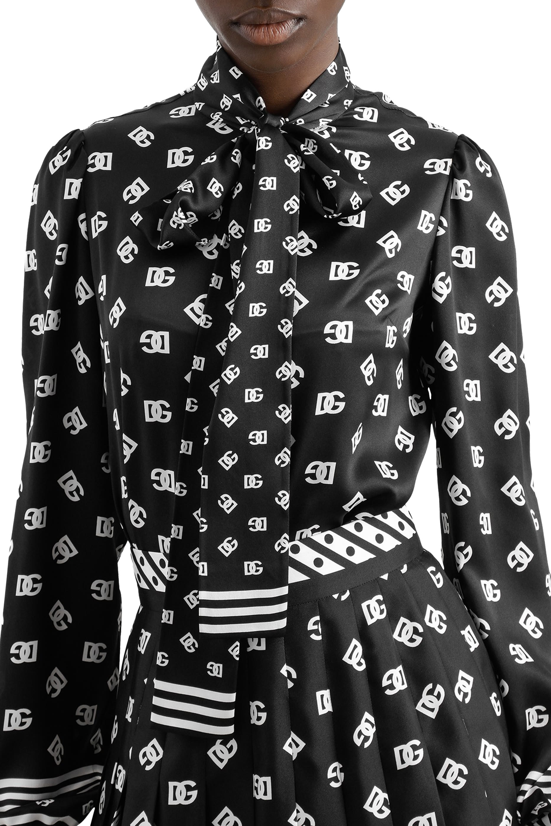 قميص مزينة كليا بنقشات شعار الماركة