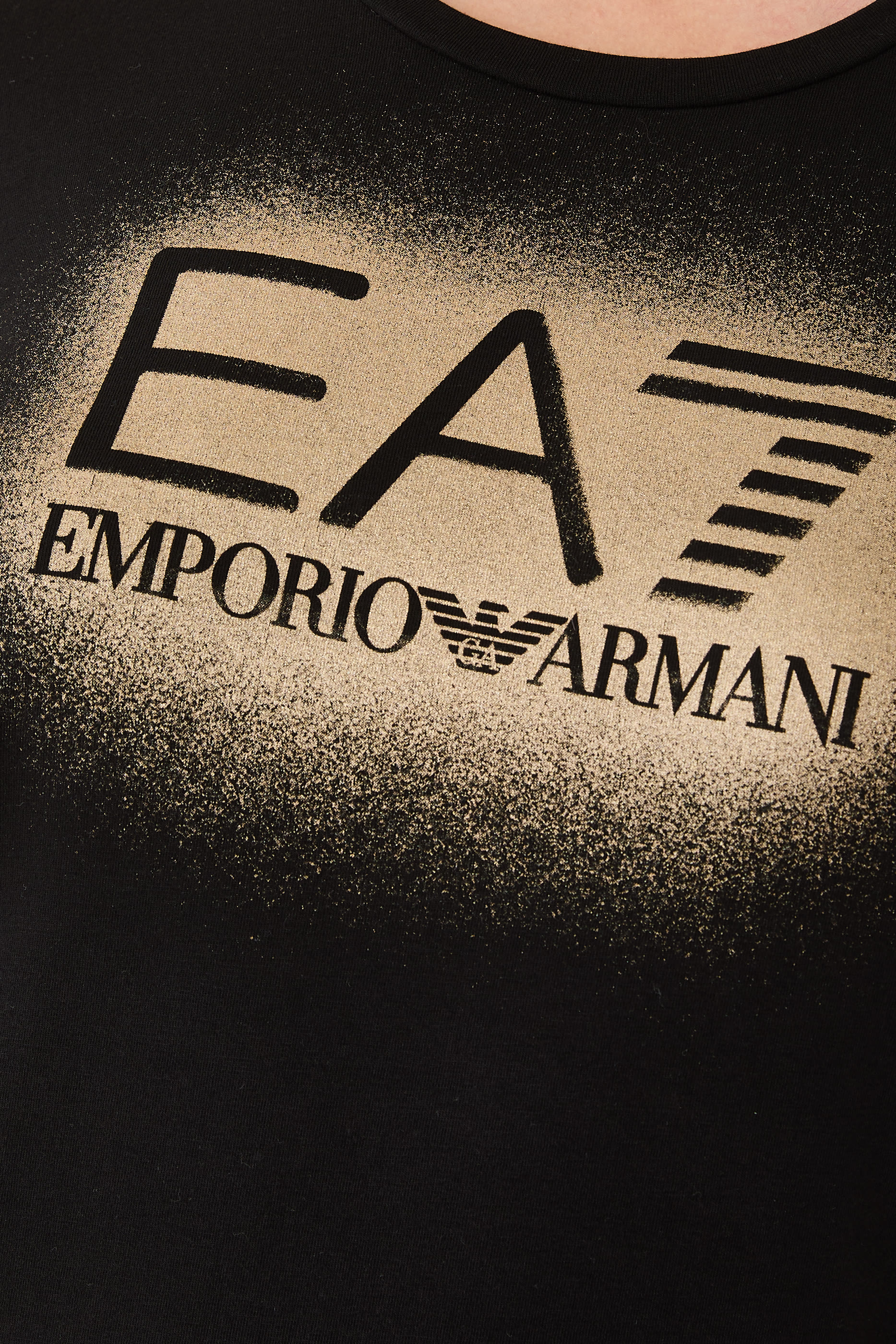 تيشيرت بنقشة شعار الماركة الغرافيكية اللامعة