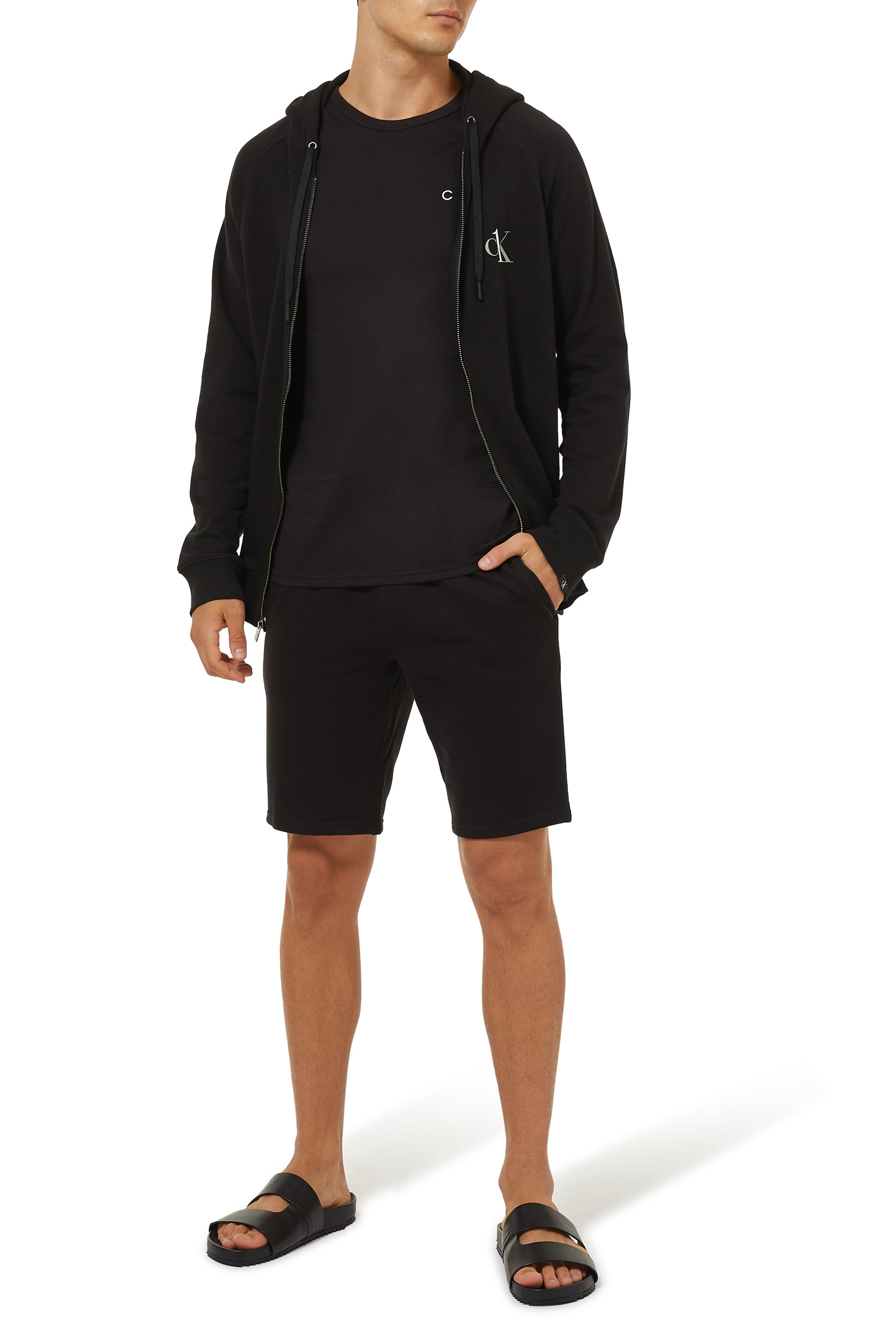 كنزة بغطاء رأس وسحّاب بطبعة شعار CK One