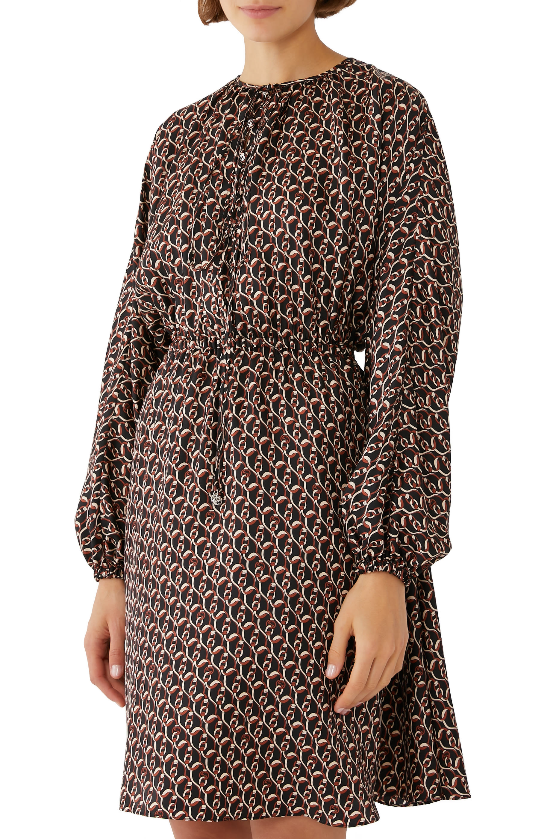 فستان حرير بنقشة سلاسل وحرفي شعار الماركة بتصميم متداخل