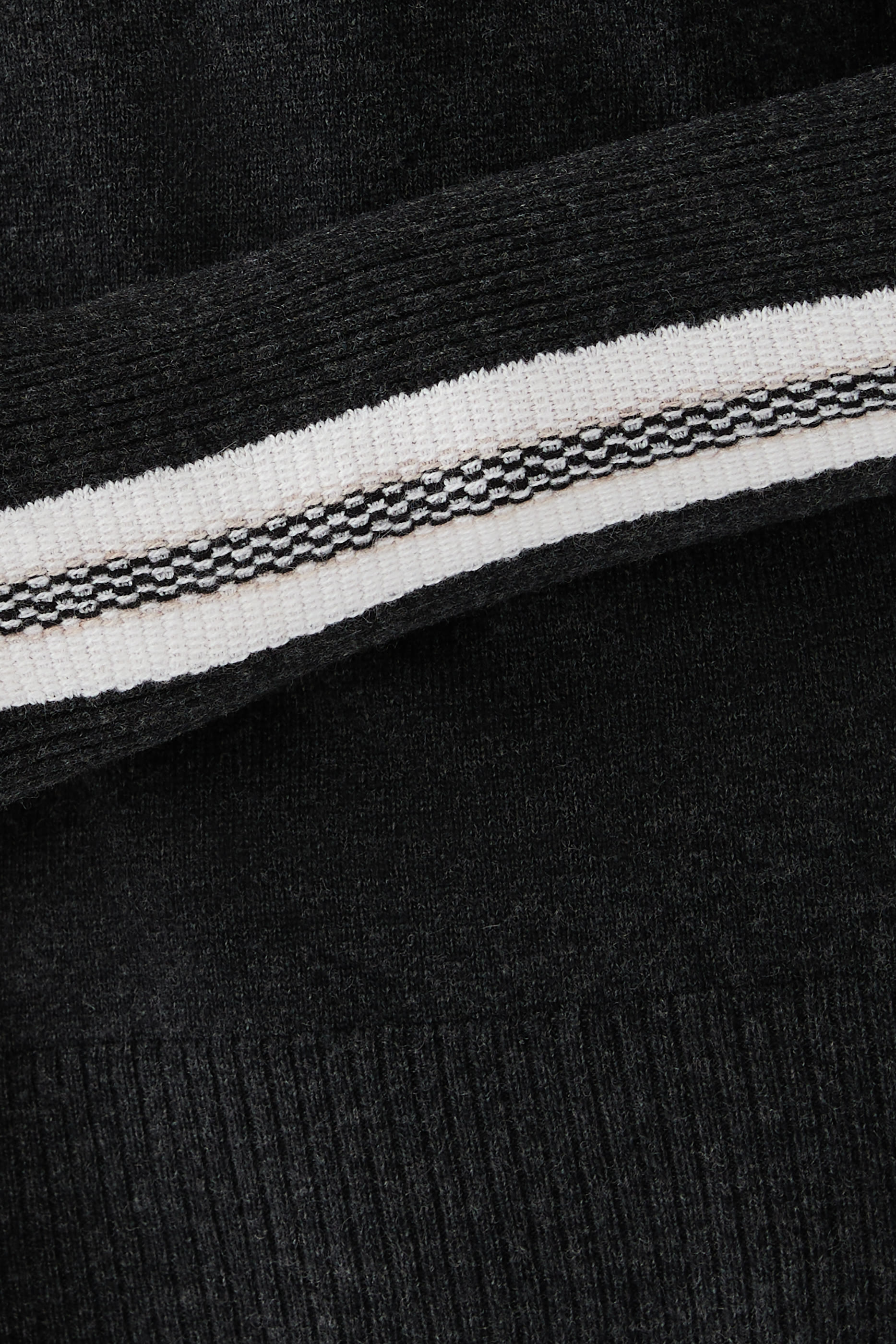 كنزة بياقة عالية وخطوط كشمير