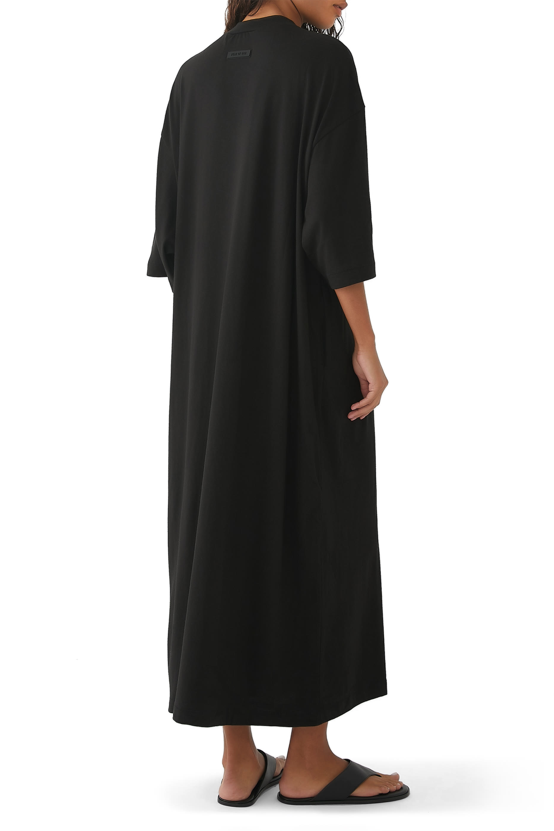 فستان بأكمام بطول ثلاثة أرباع بشعار إسنشالز