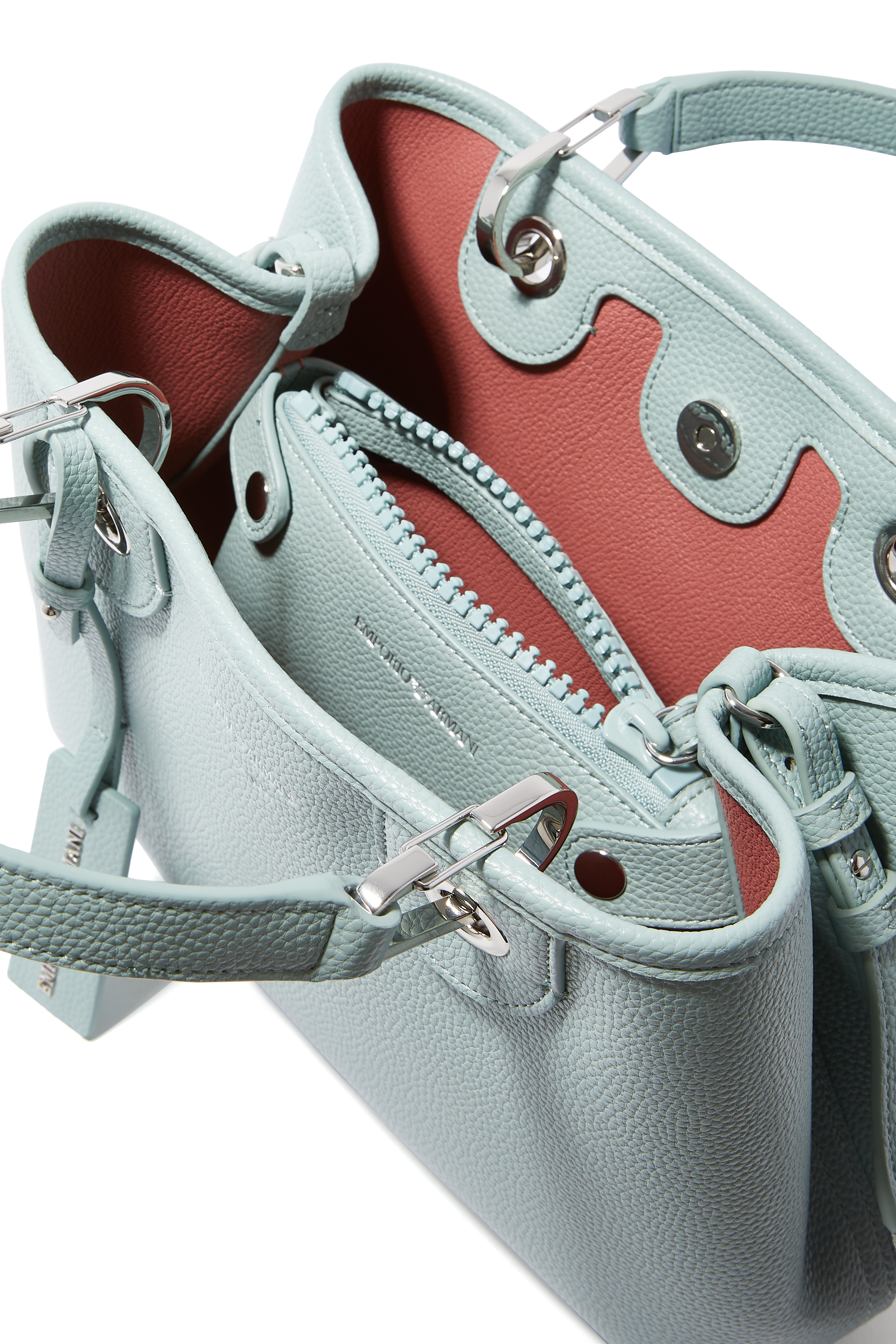 حقيبة صغيرة بطبعات بارزة بشعار الماركة