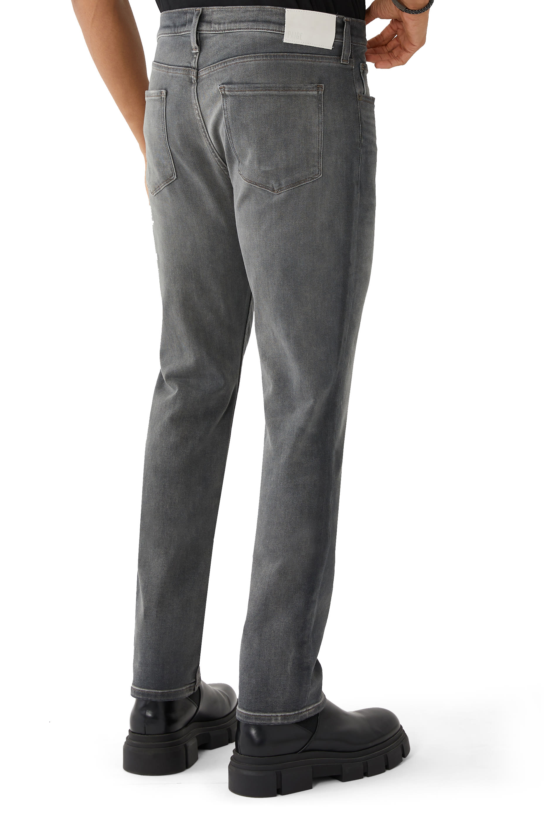 بنطال جينز بقصة ضيقة