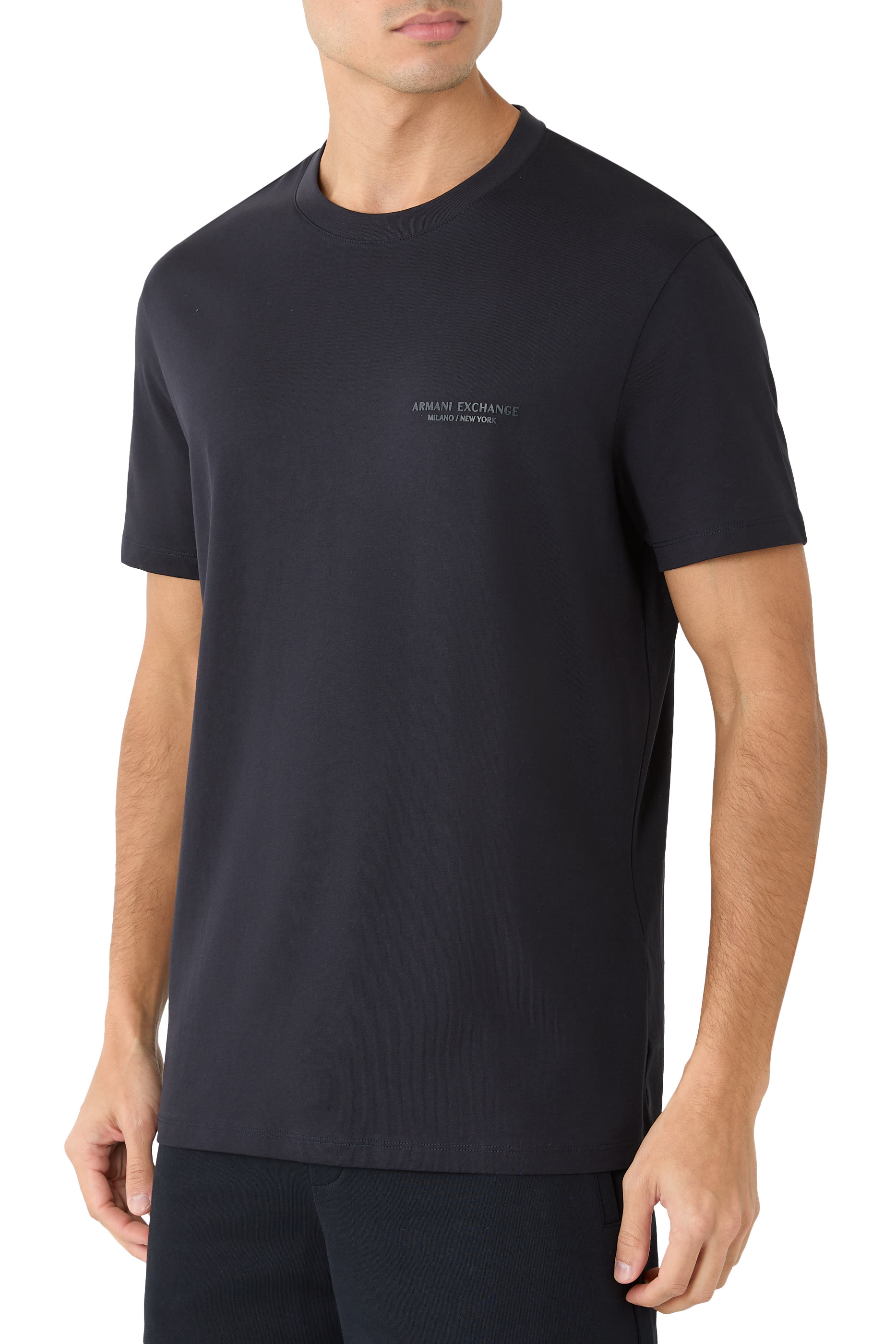 تيشيرت بقصة عادية وشعار الماركة