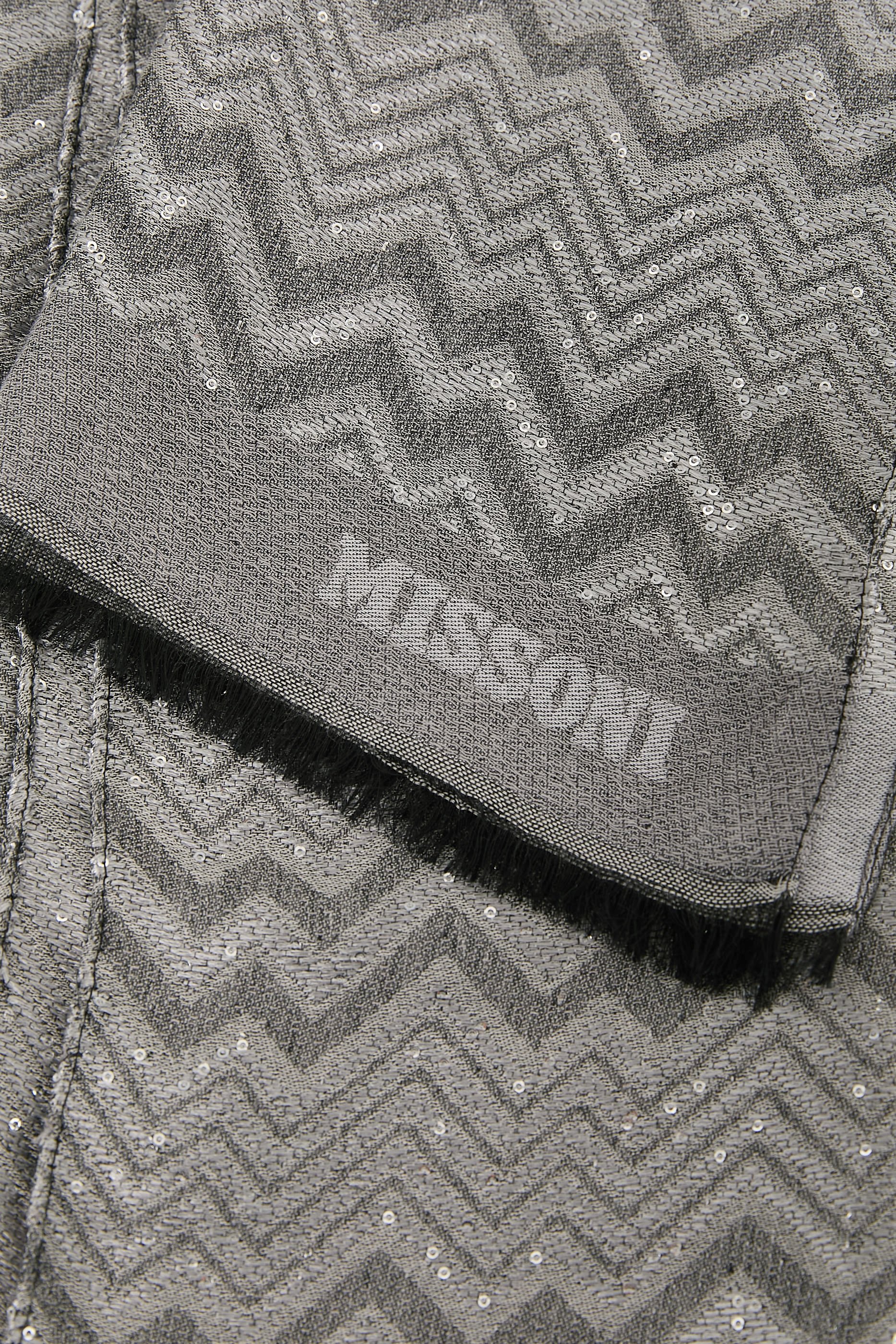 وشاح بترتر ونقشة خطوط متعرجة