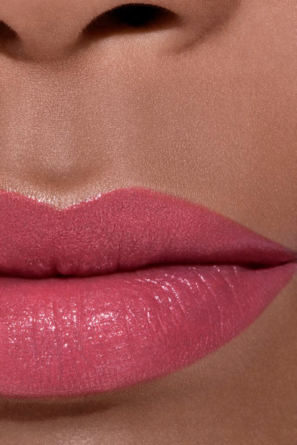 لون وإشراقة وكثافة بلمح البصر. ROUGE COCO FLASH