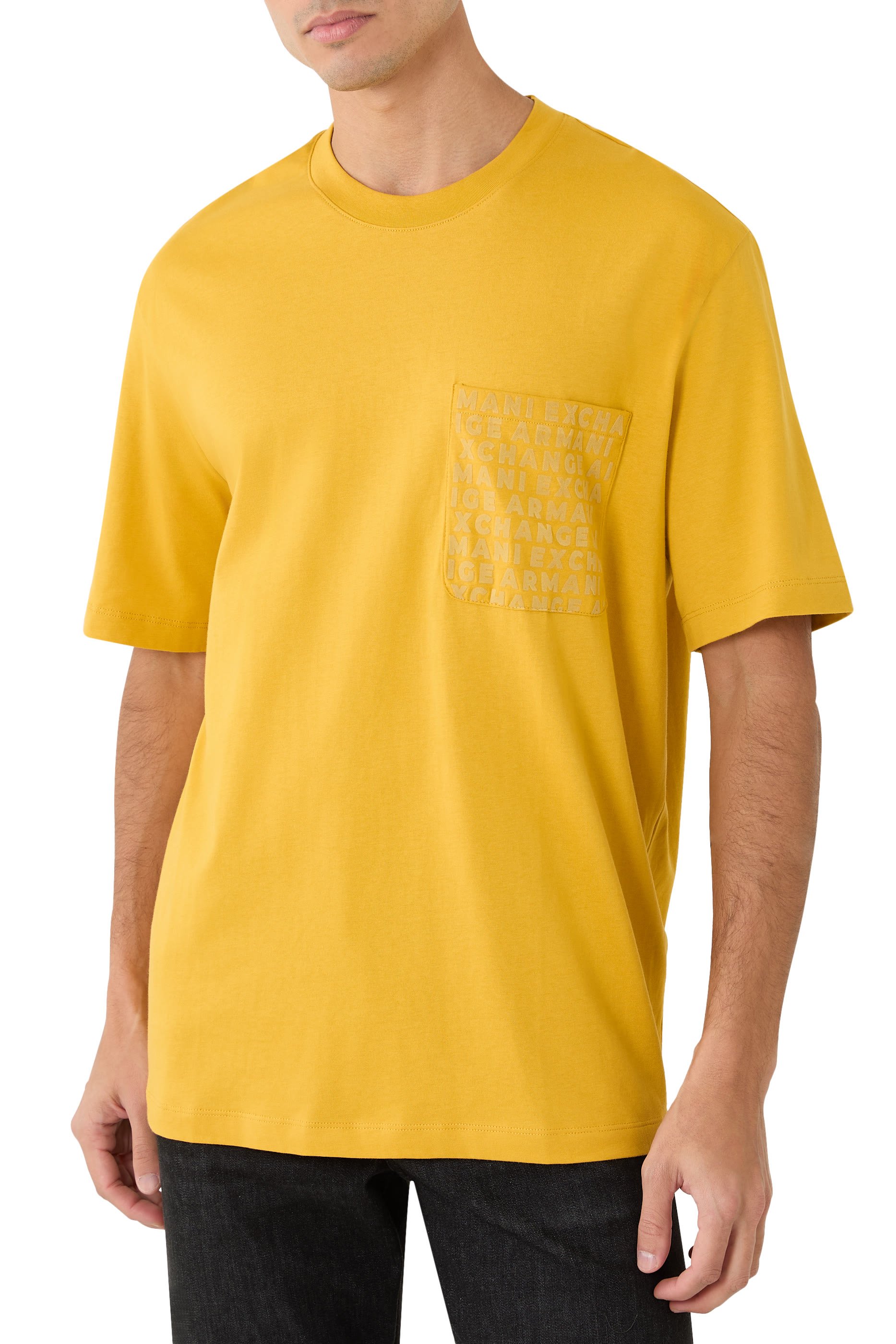 تيشيرت بقصة عادية وجيب بشعار الماركة