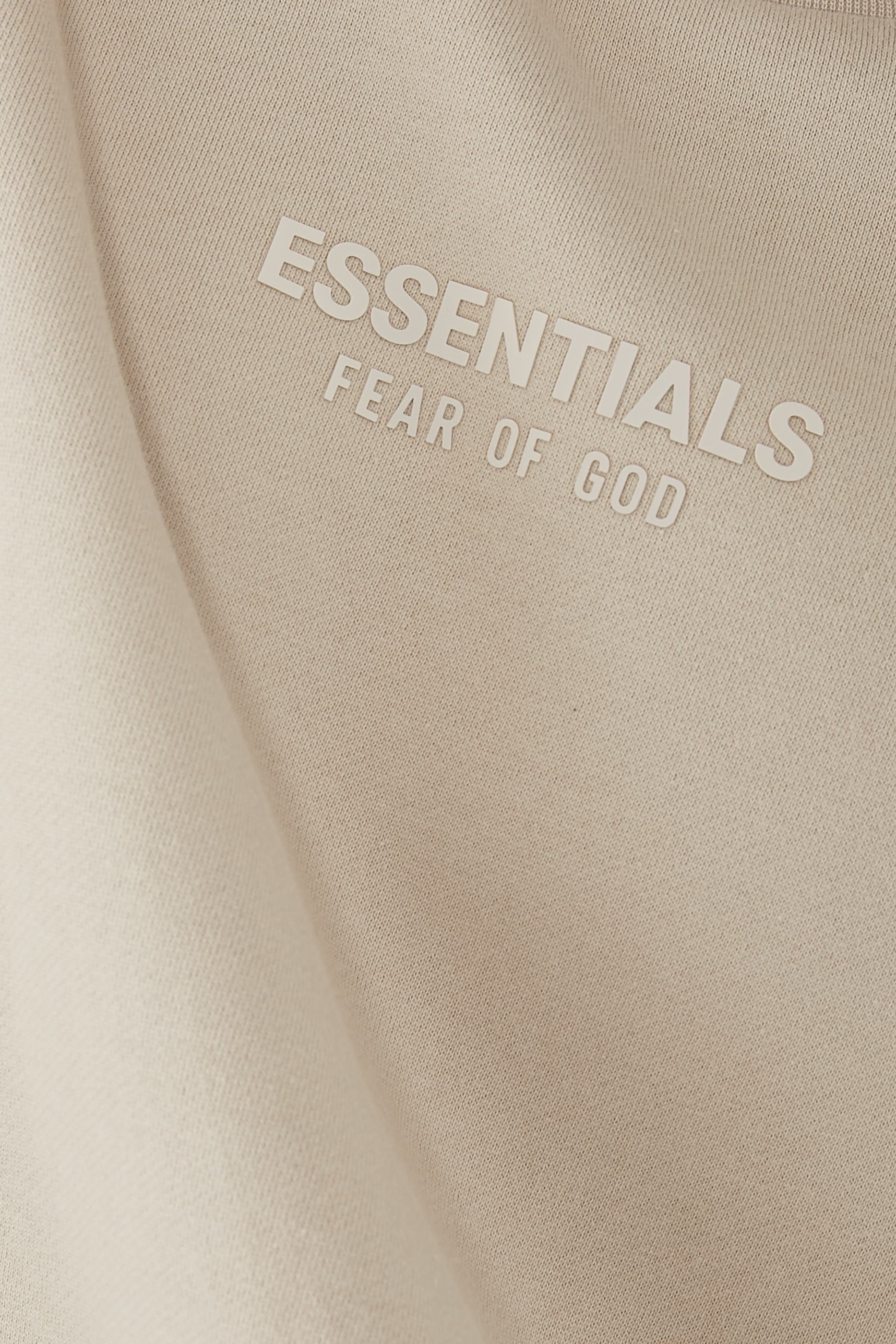 سويت شيرت بياقة ضيقة بشعار اسنشالز