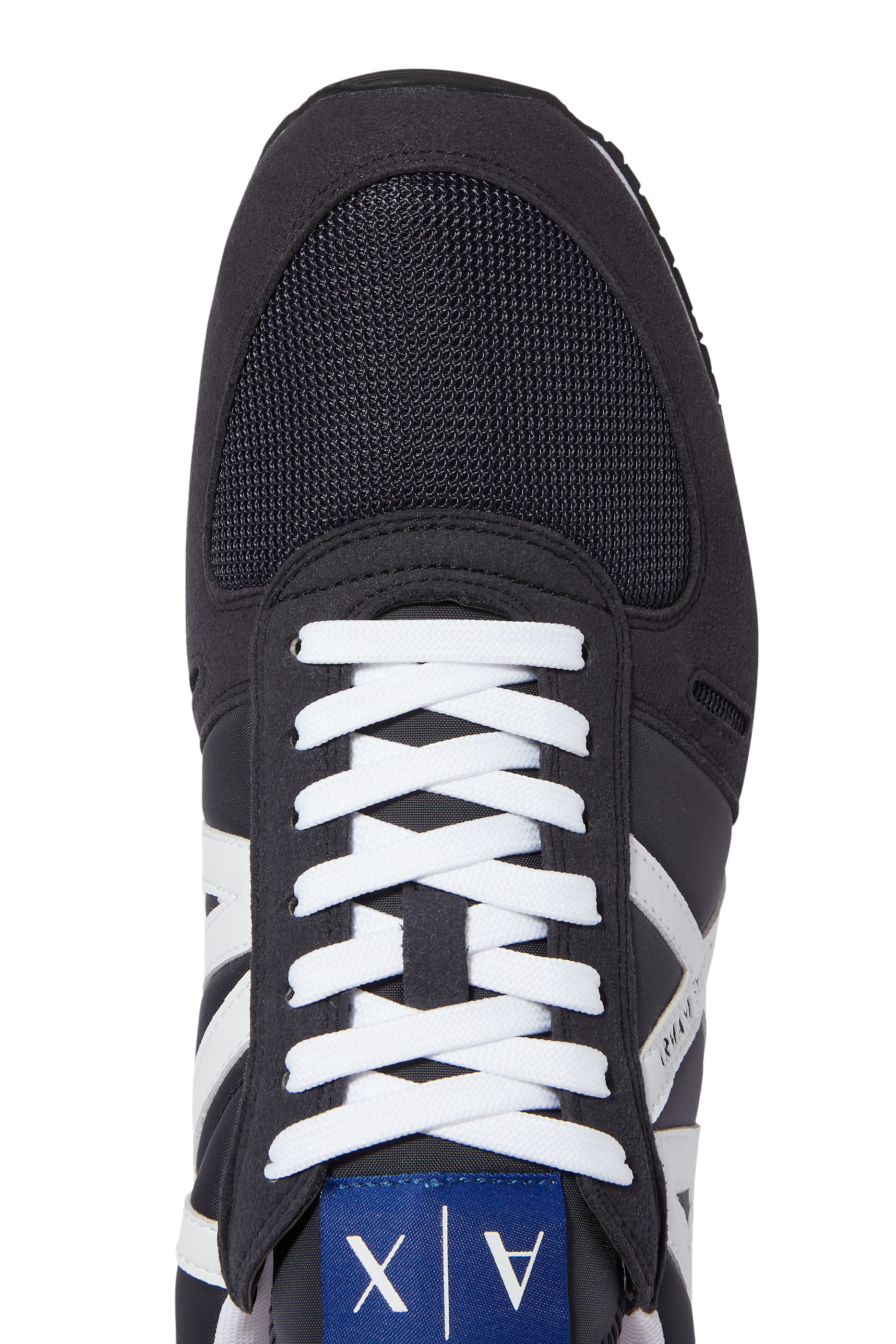 سنيكرز أيكون مزين بشعار الماركة