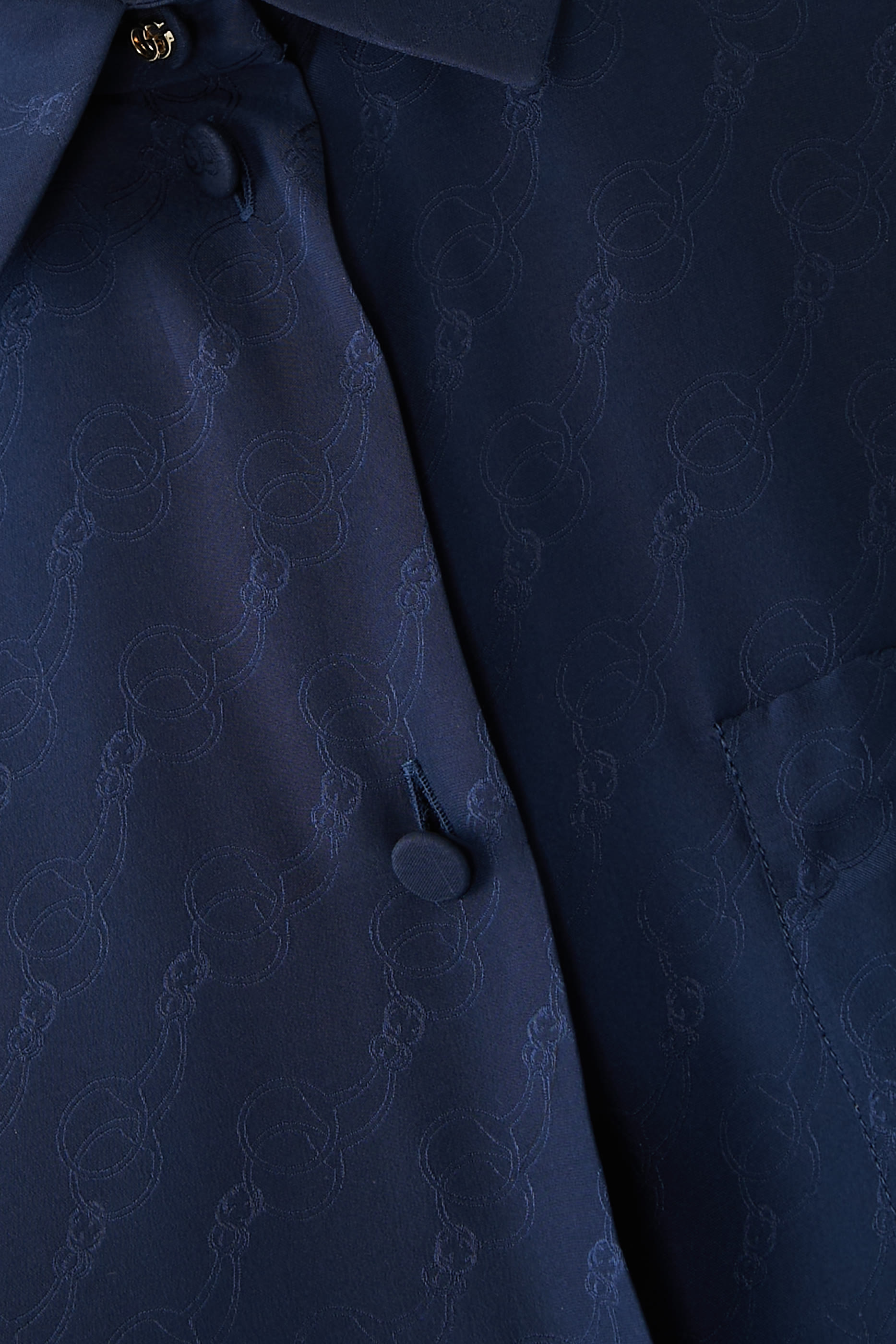 قميص بنقشة شعار الماركة وسلسلة حرير جاكار