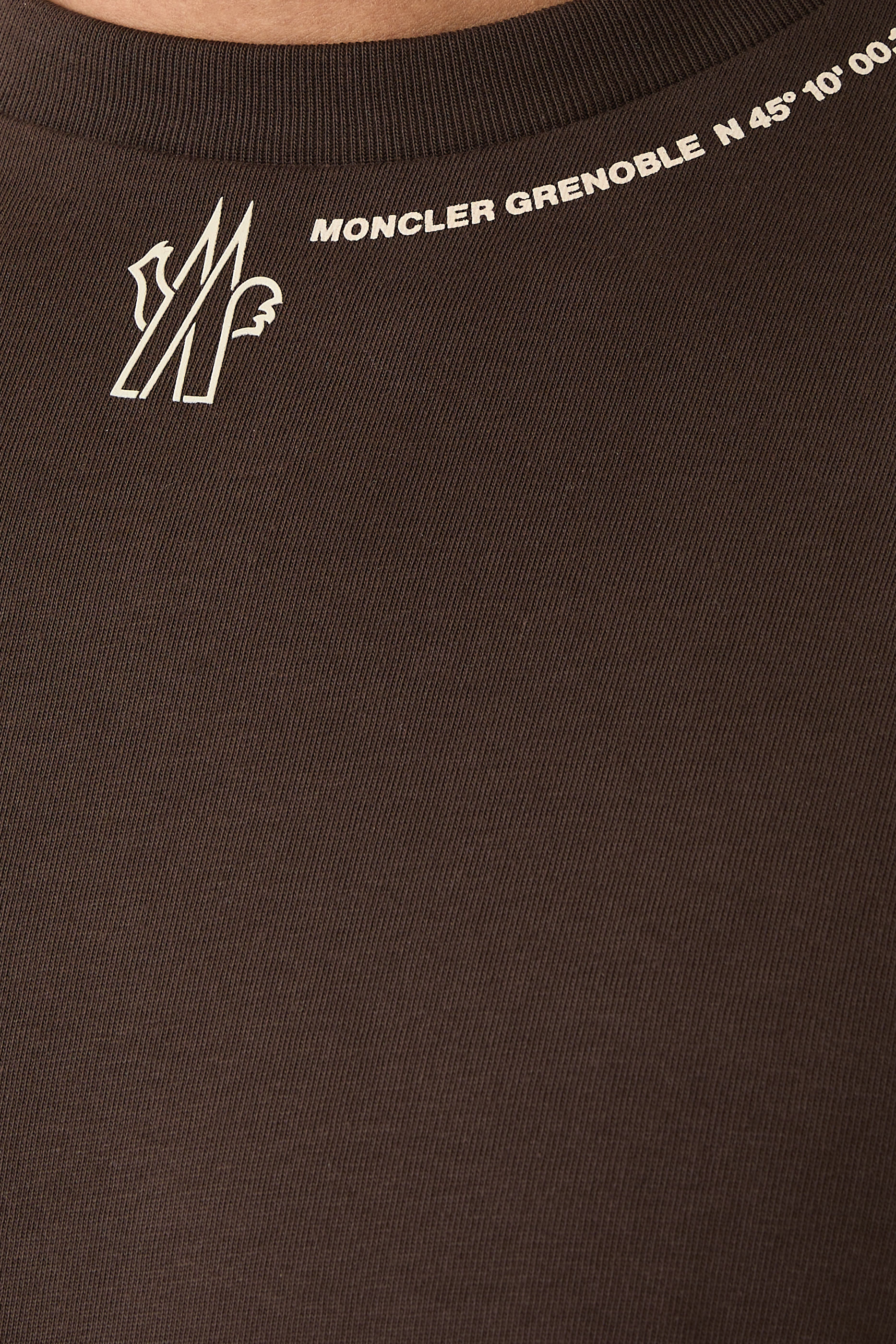 تيشيرت بأكمام قصيرة