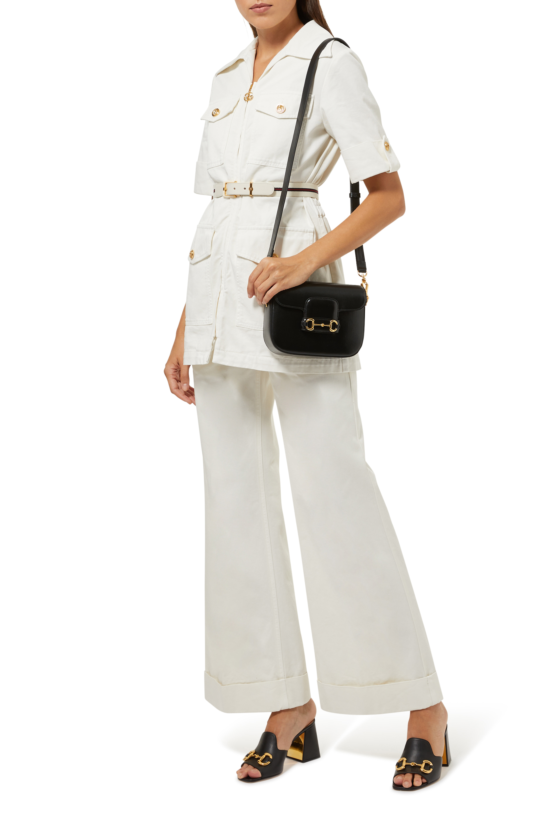 بنطال بقصة واسعة ولون باهت خامات صديقة للبيئة