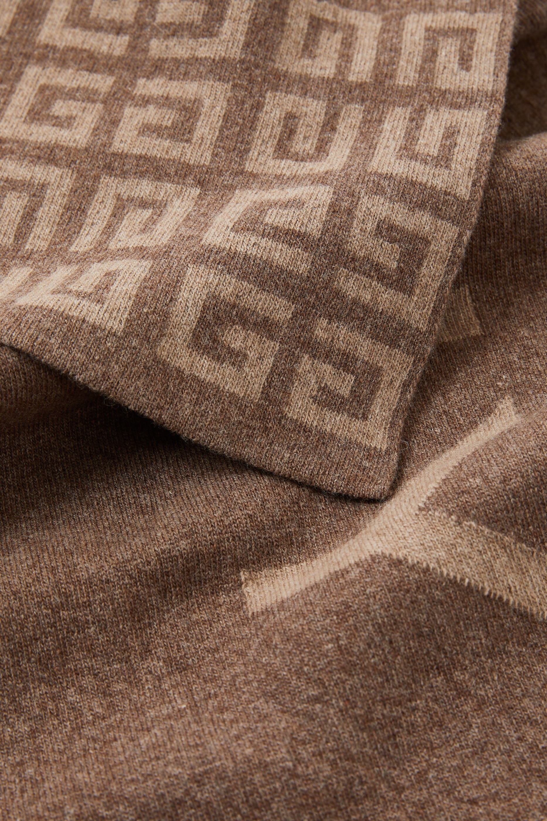 وشاح صوف مطرز بشعار الماركة