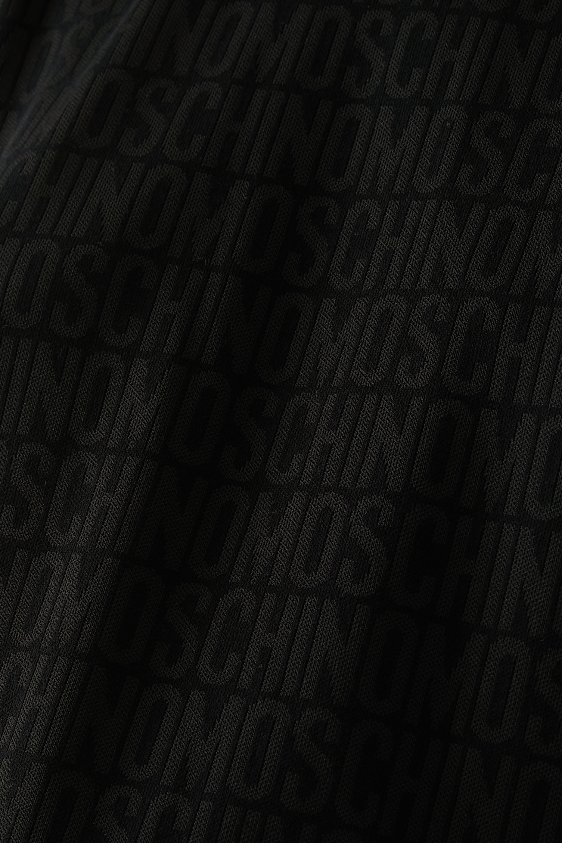 تيشيرت بطبعات شعار الماركة