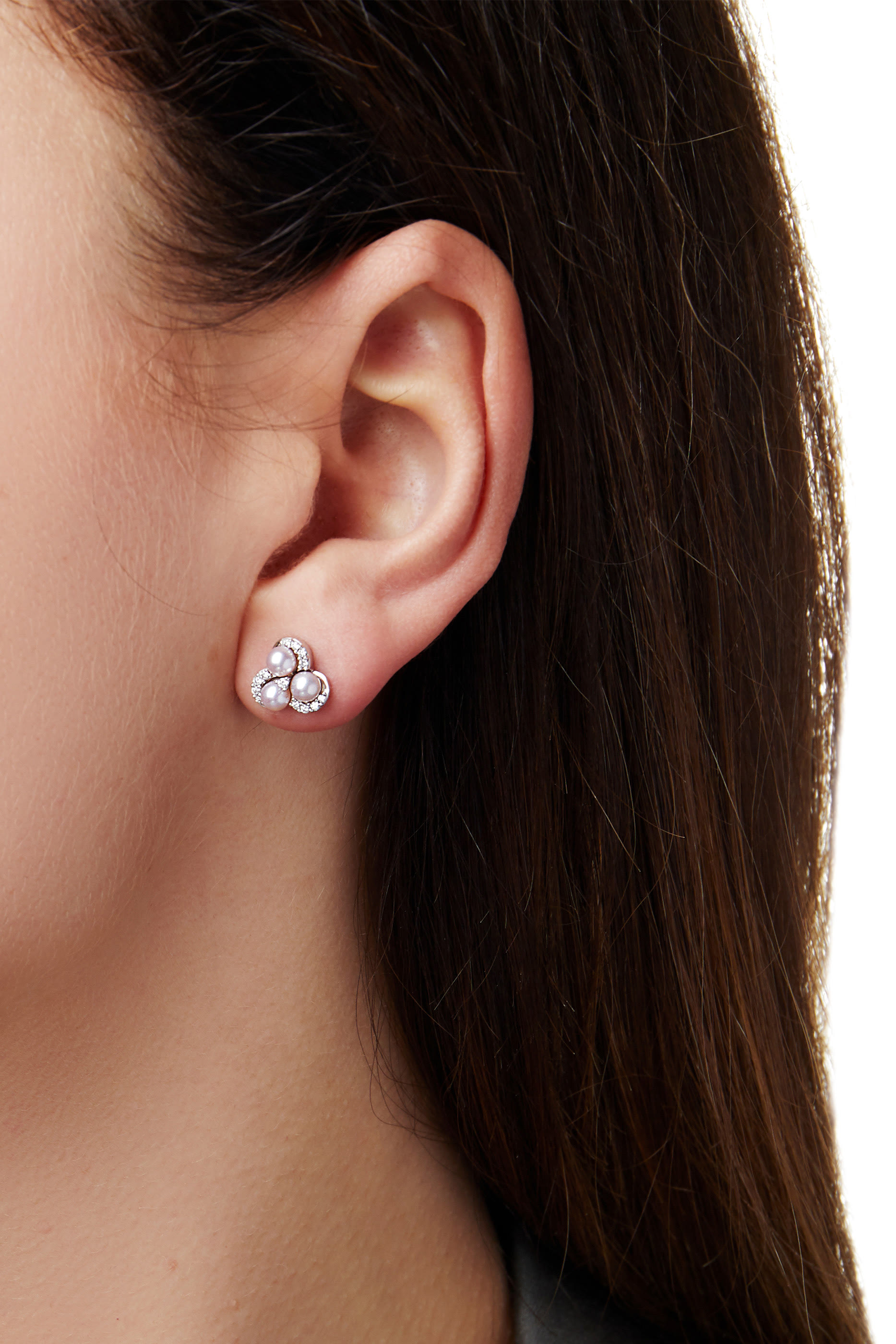 أقراط سليك مرصعة بالماس ولؤلؤ أكويا بتصميم مكدس ذهب أبيض عيار 18