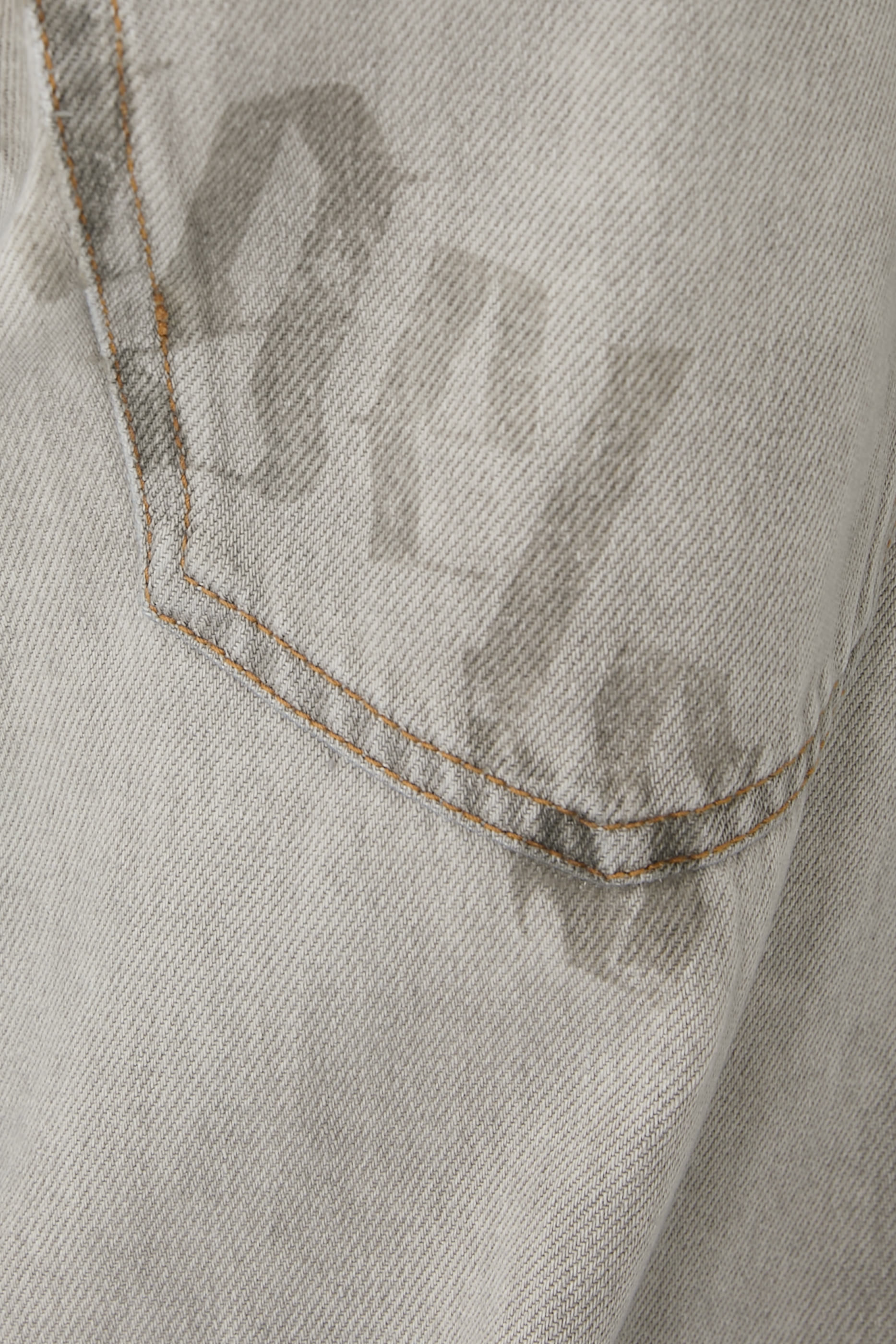 بنطال دنيم بقصة فضفاضة بشعار الماركة بتصميم مقوس