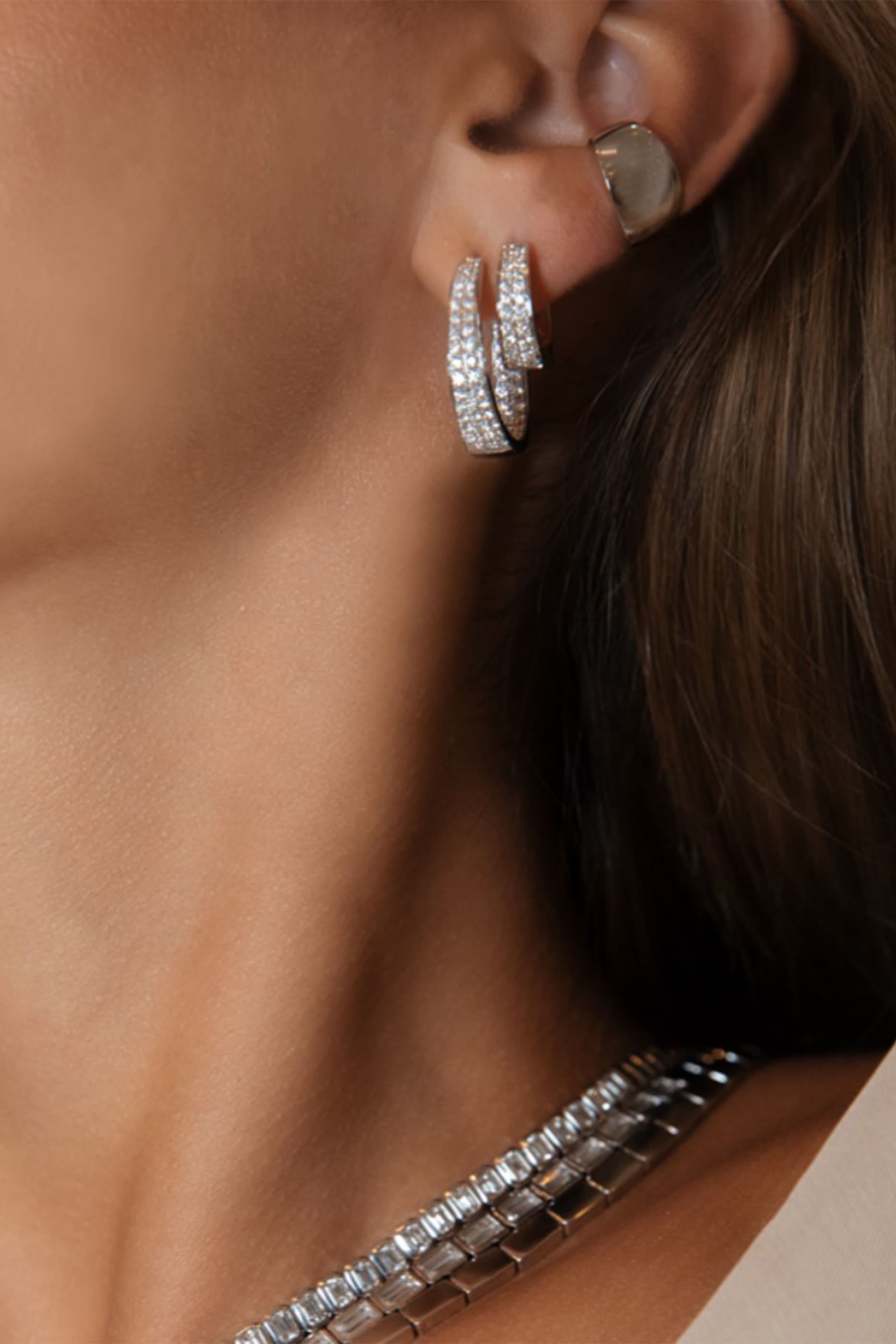 أقراط ميريل هاجيز صغيرة مرصعة بالماس، ذهب أبيض عيار 18