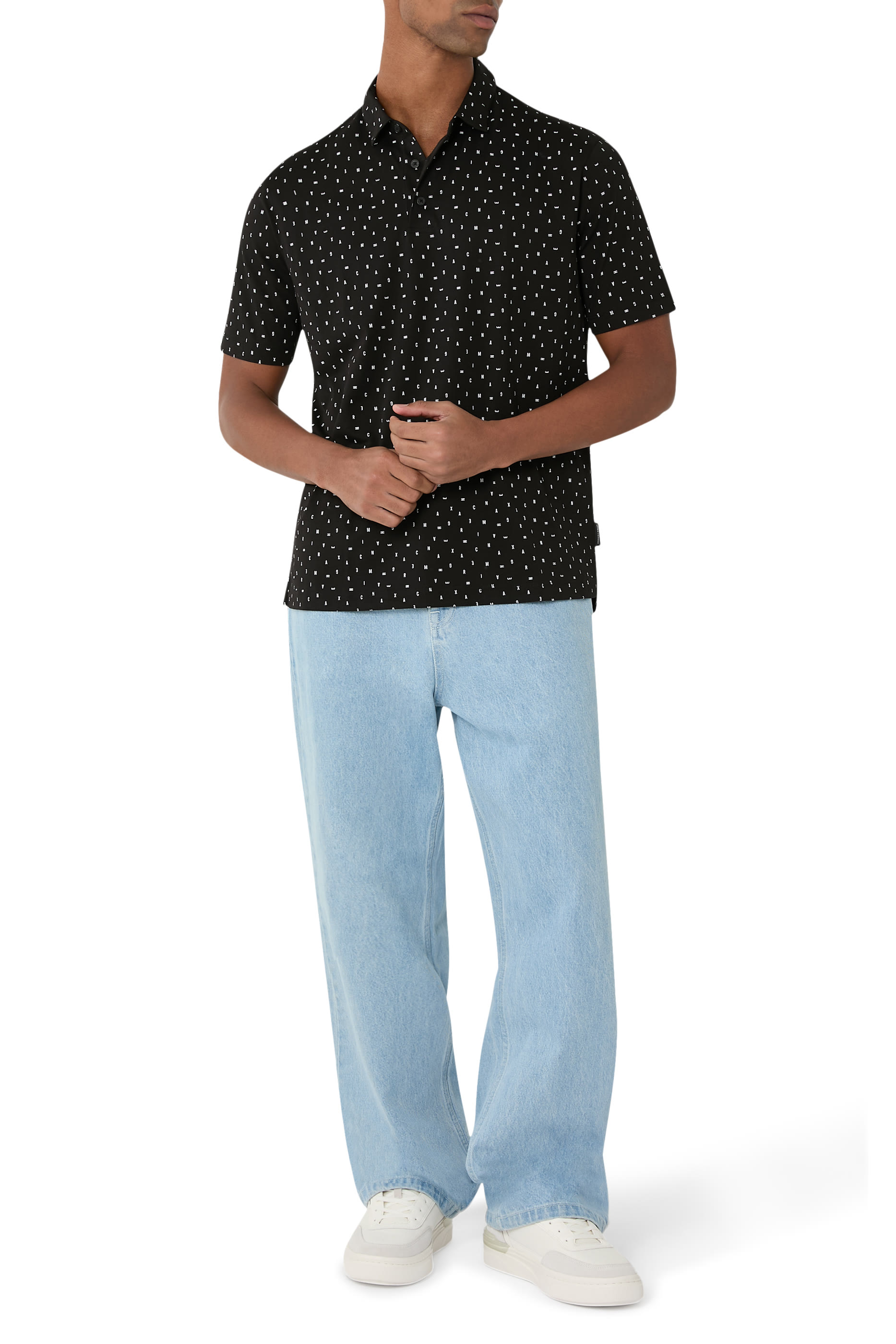 قميص بولو مزين بحروف