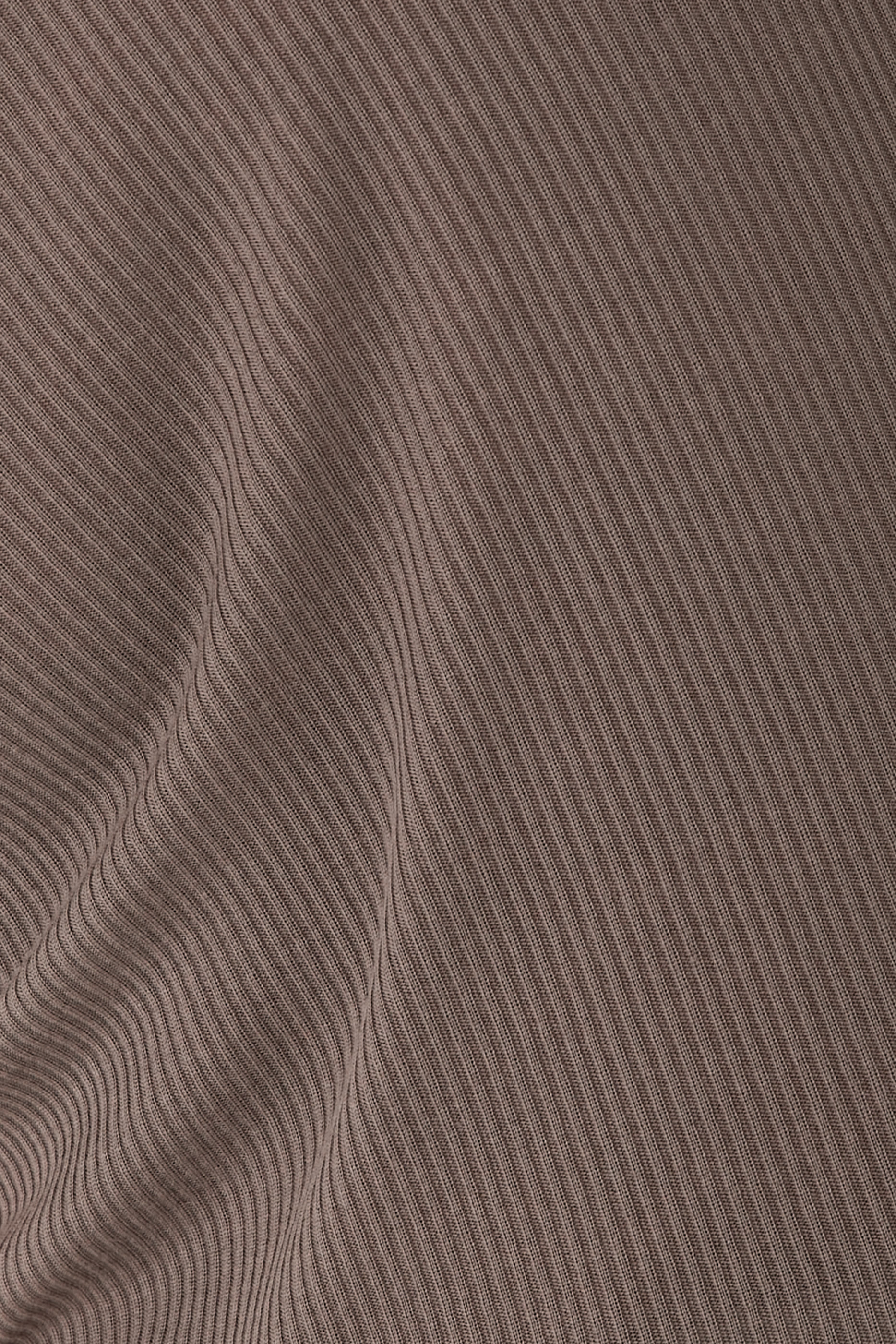 بلوزة مضلعة بلا أكمام