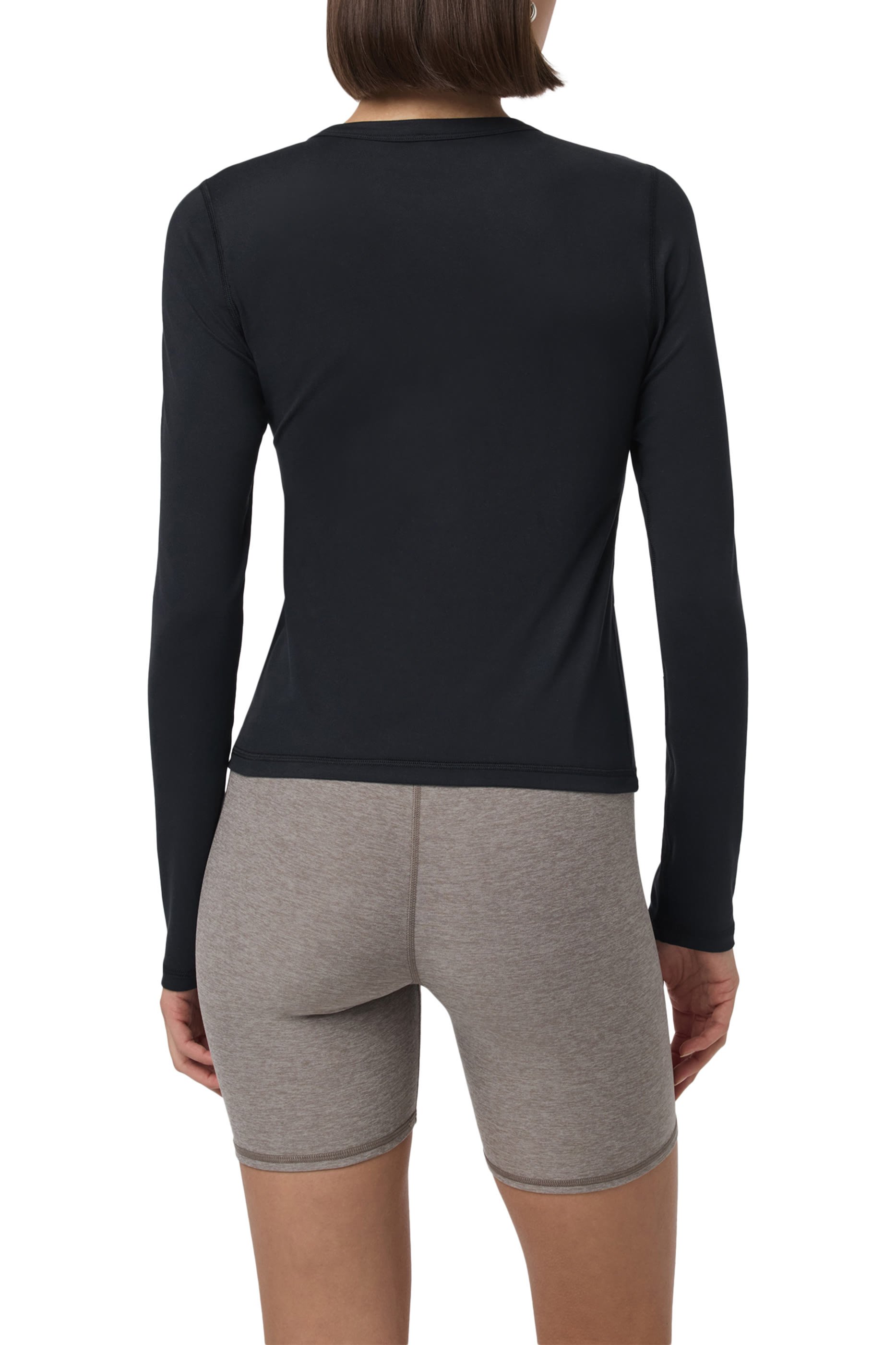 تيشيرت لوكس بأكمام طويلة وياقة ضيقة