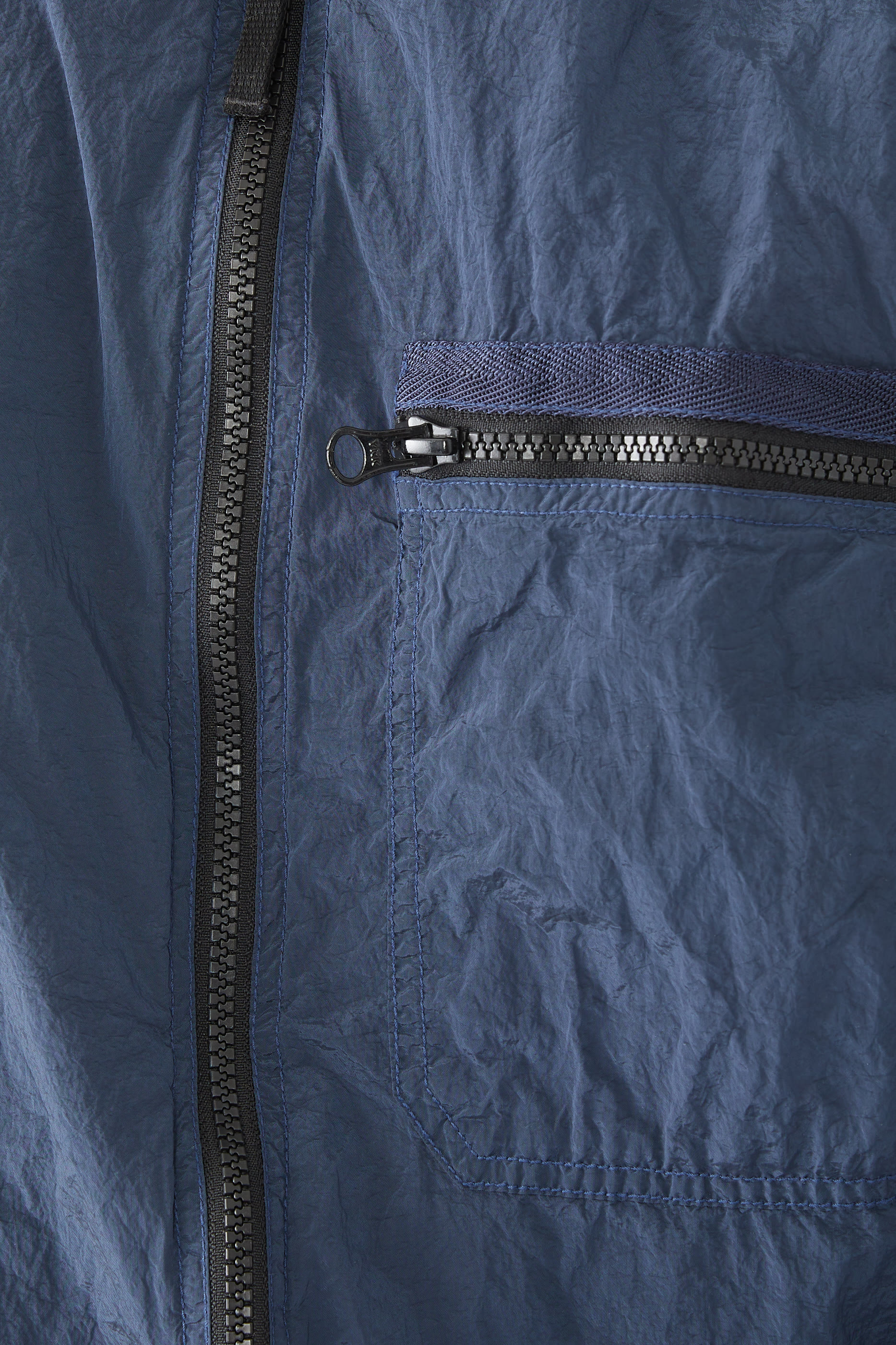 جاكيت بنمط قميص نايلون بسحاب