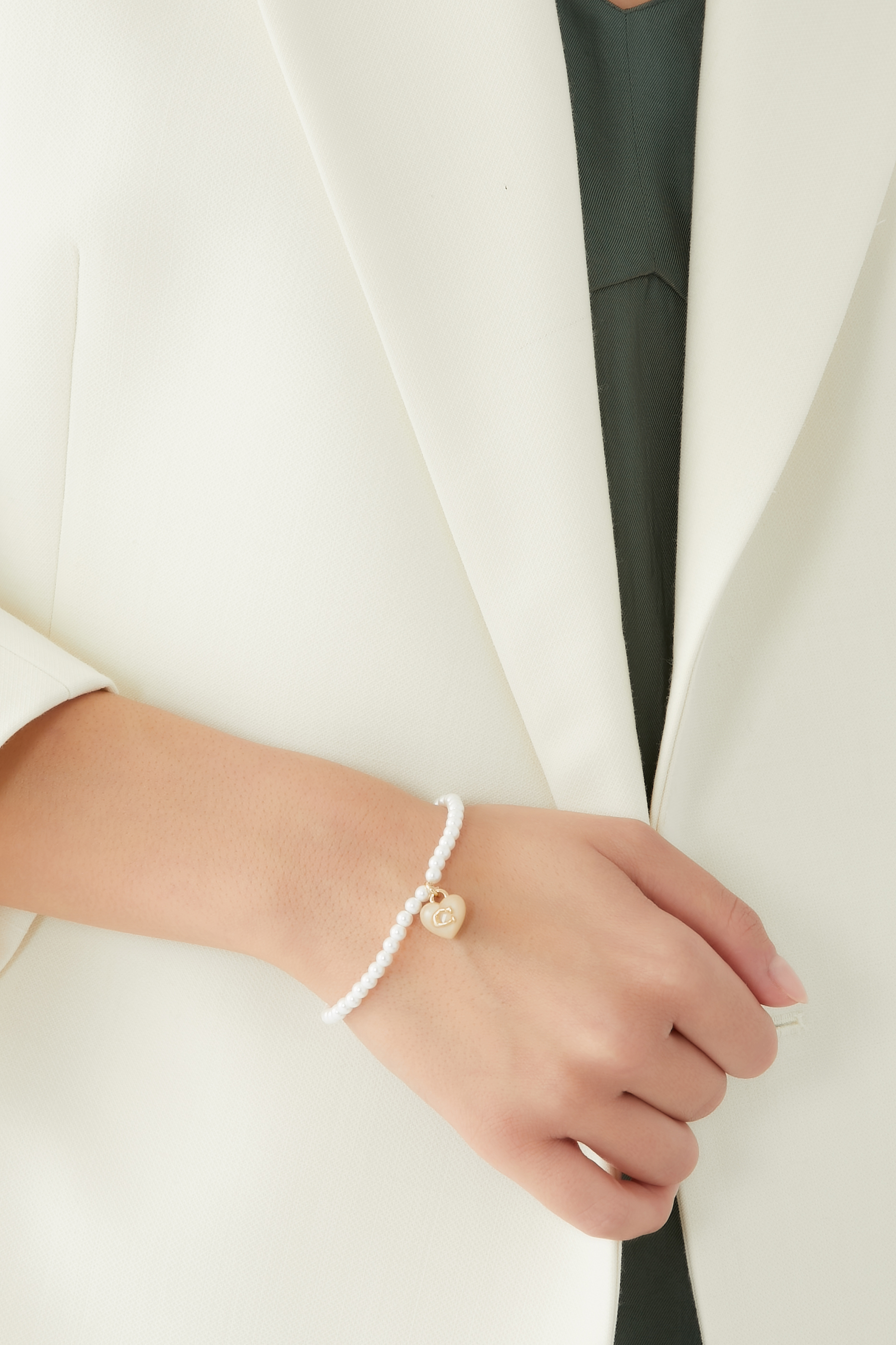 سوار بلؤلؤ وحلية بتصميم قلب بشعار الماركة