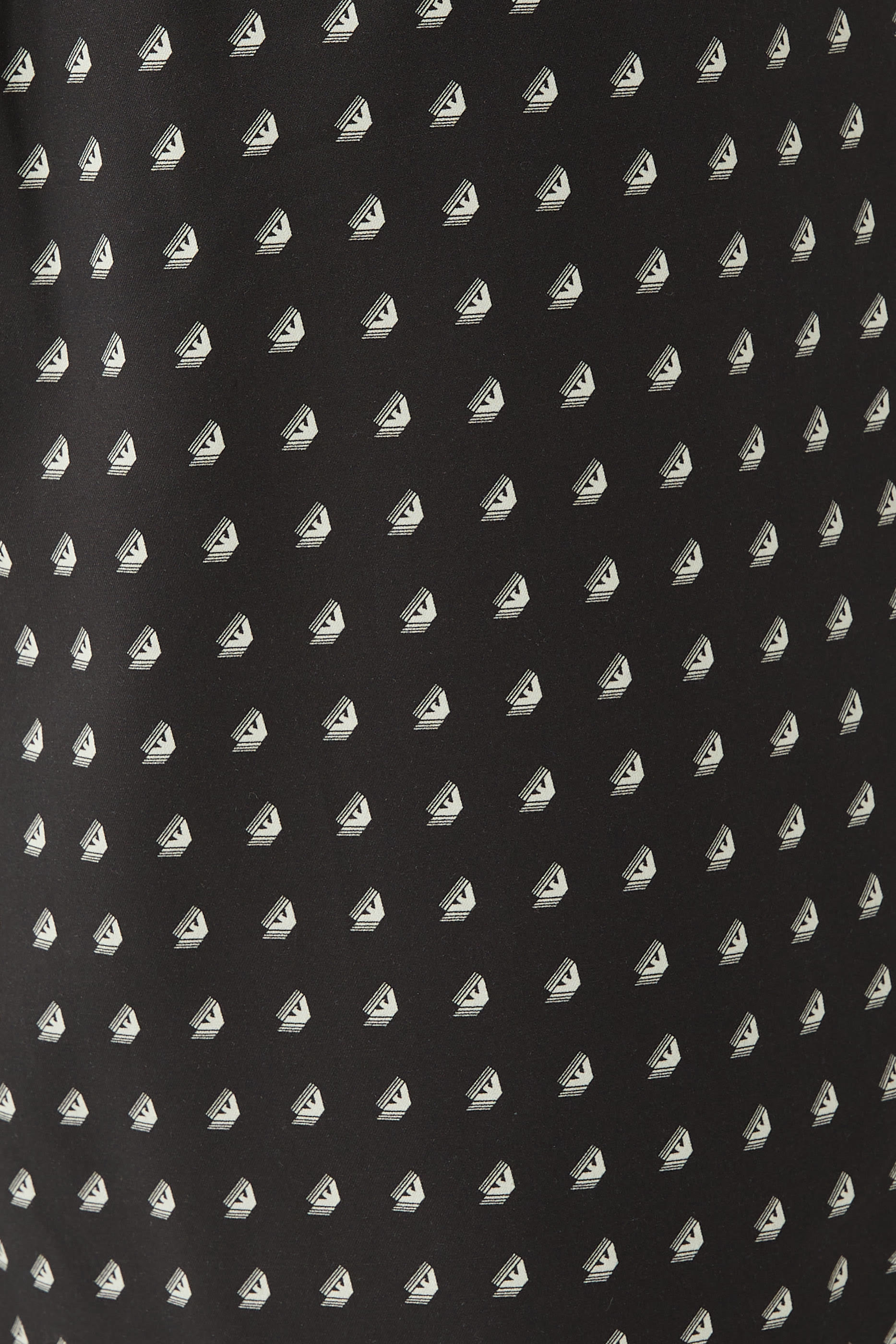 شورت بطبعات شعار النسر بحجم صغير