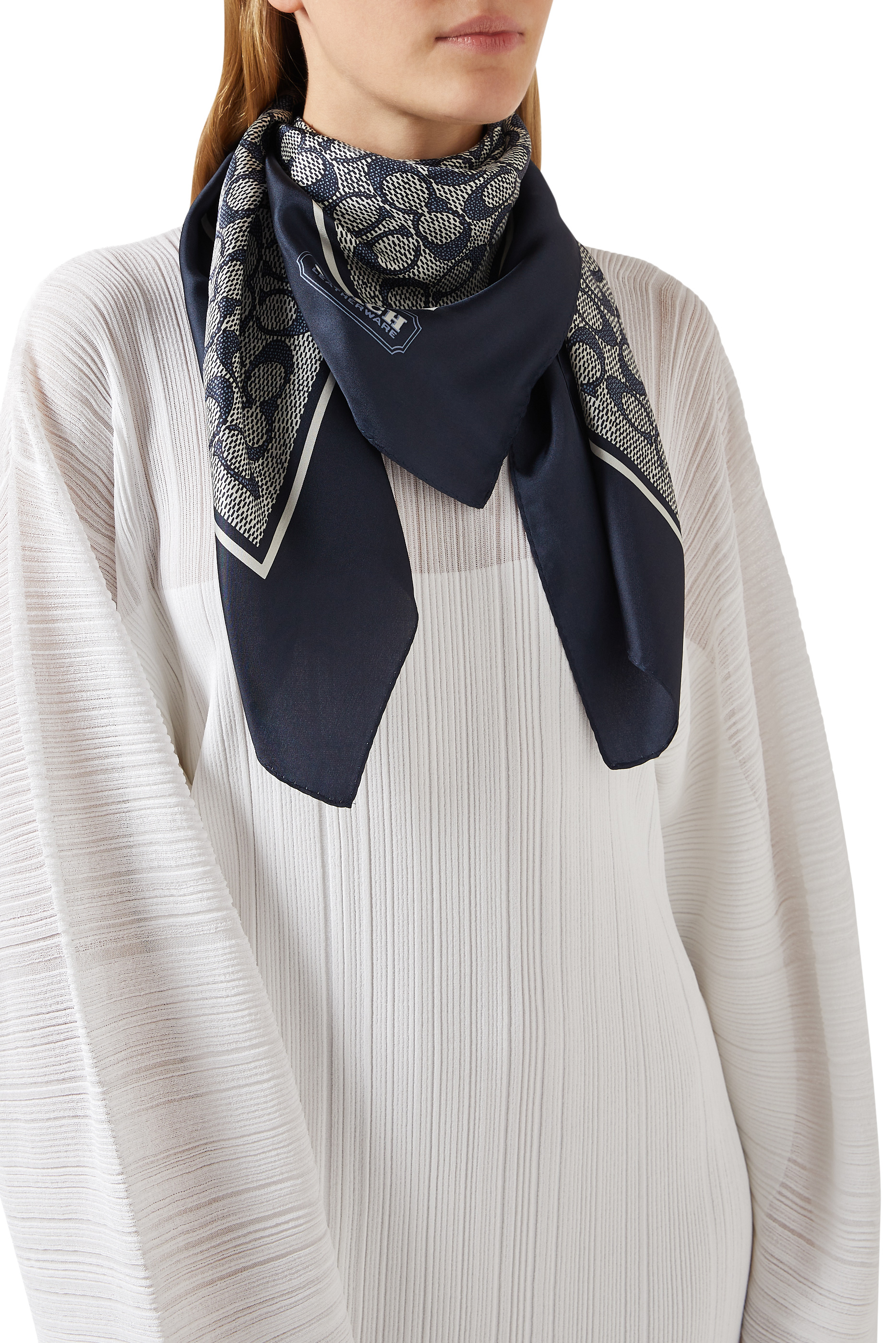 وشاح مربع كلاسيكي بطبعة شعار الماركة حرير