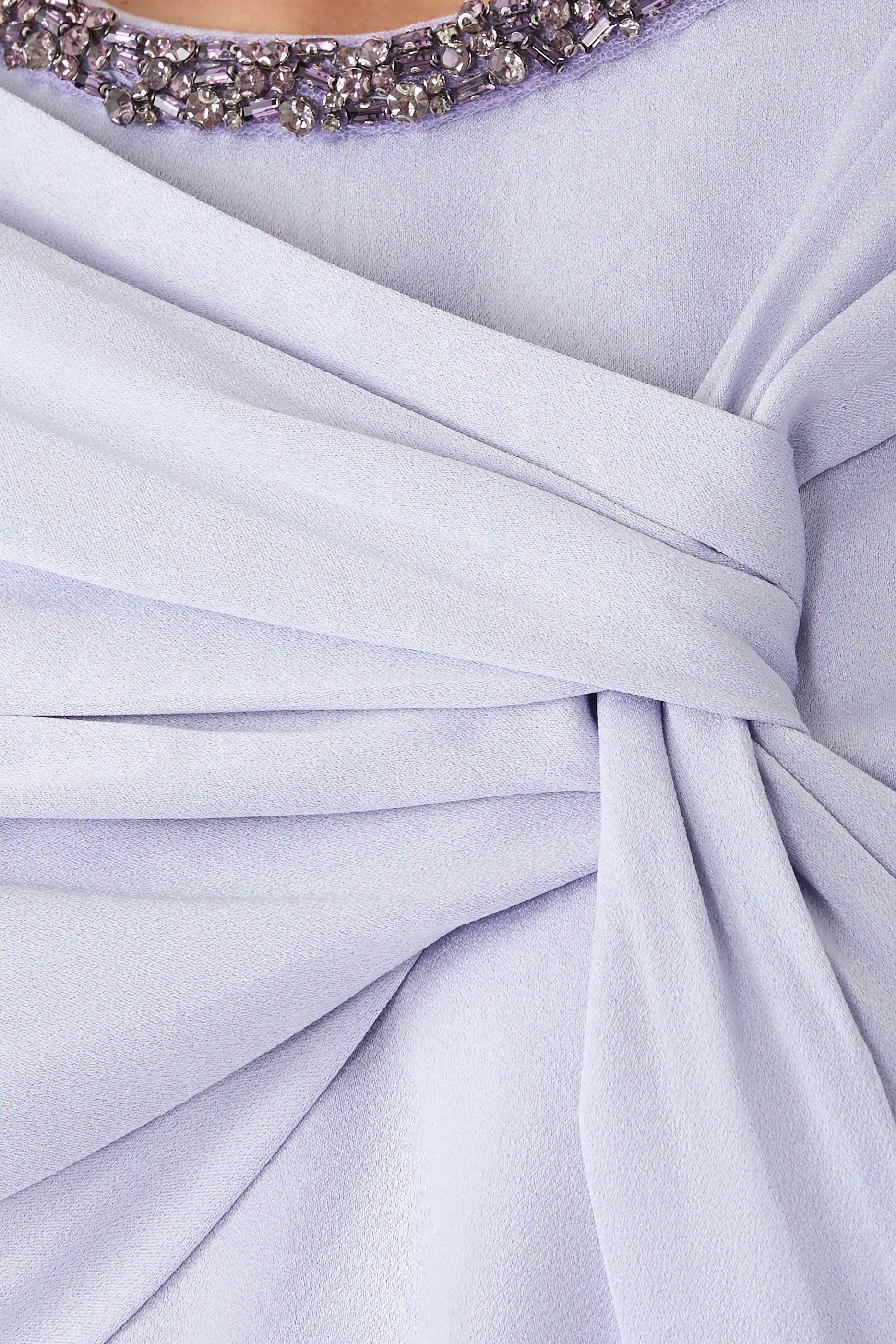 فستان سهرة باكمام بتصميم كاب 