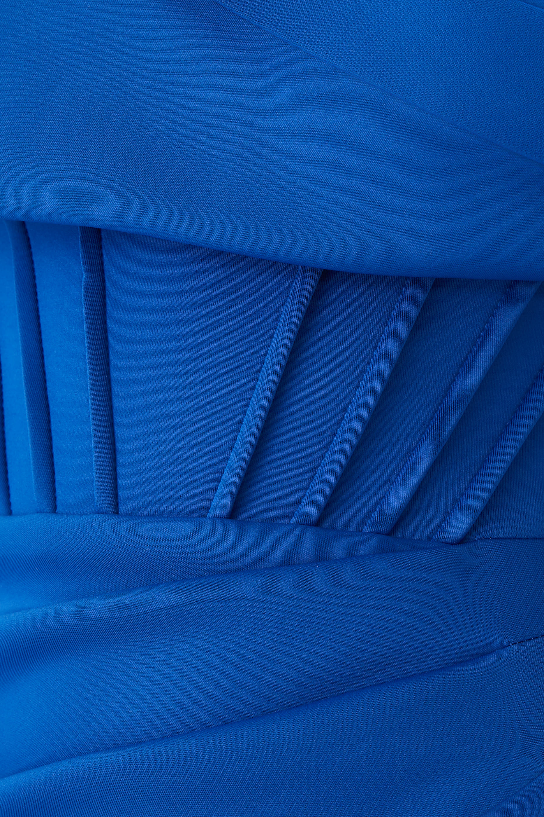 فستان سهرة بقصة ضيقة وأكتاف متساقطة