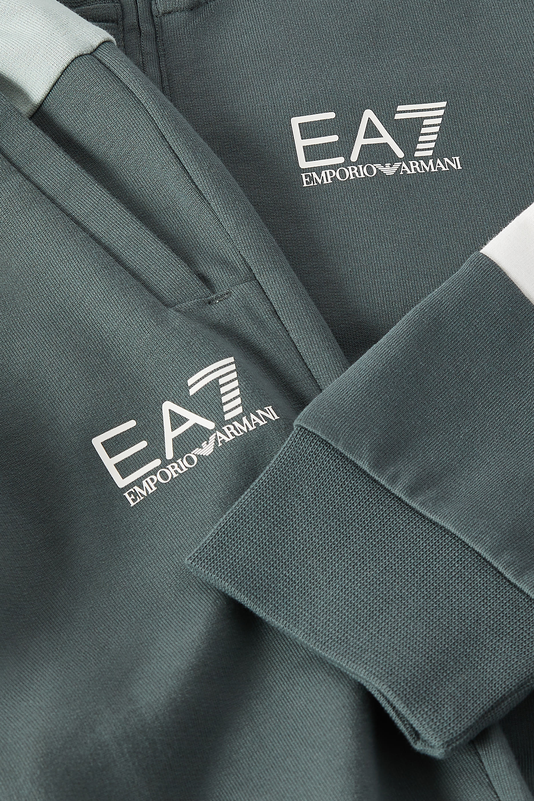 طقم بدلة رياضية مقسم بألوان ومزين بشعار الماركة للأطفال