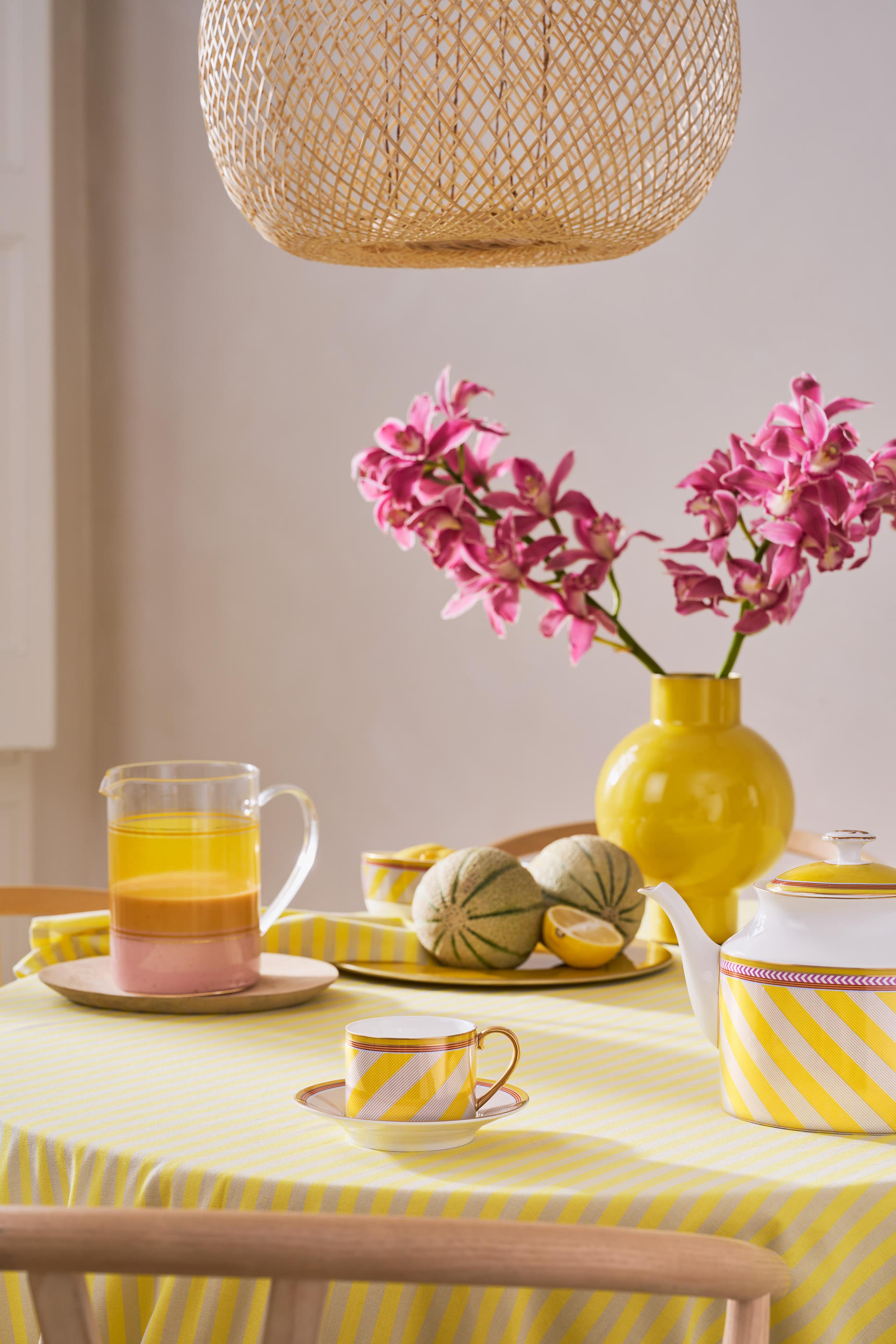 طبق وفنجان شيك بنقشة مخططة