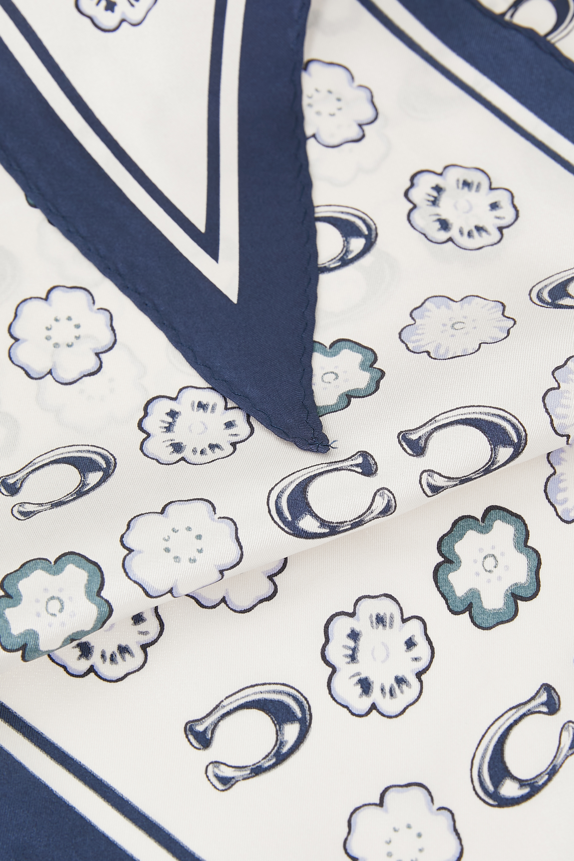 وشاح بتصميم ماسة ونقشة زهرة الشاي حرير