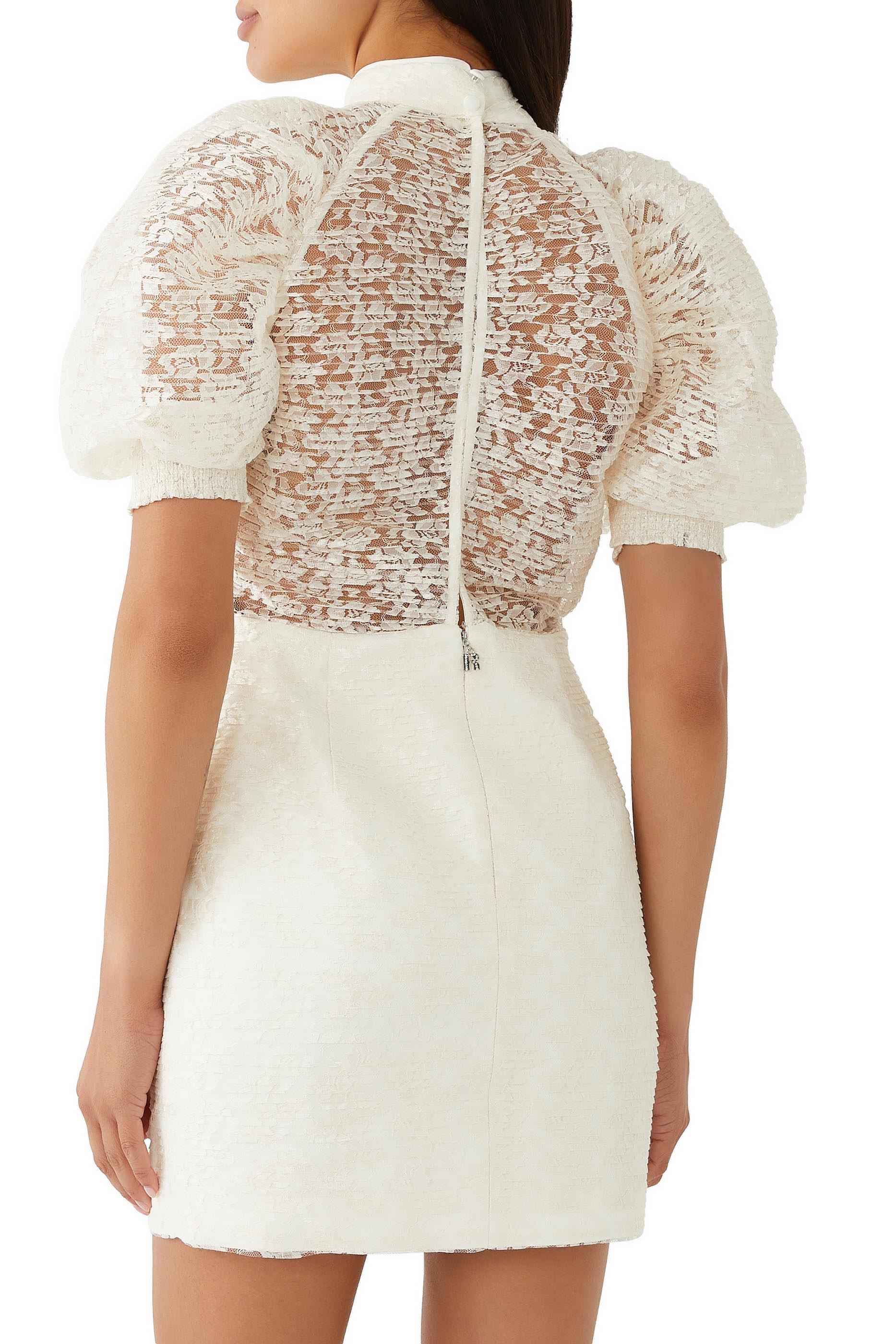 فستان قصير بطيات ودانتيل