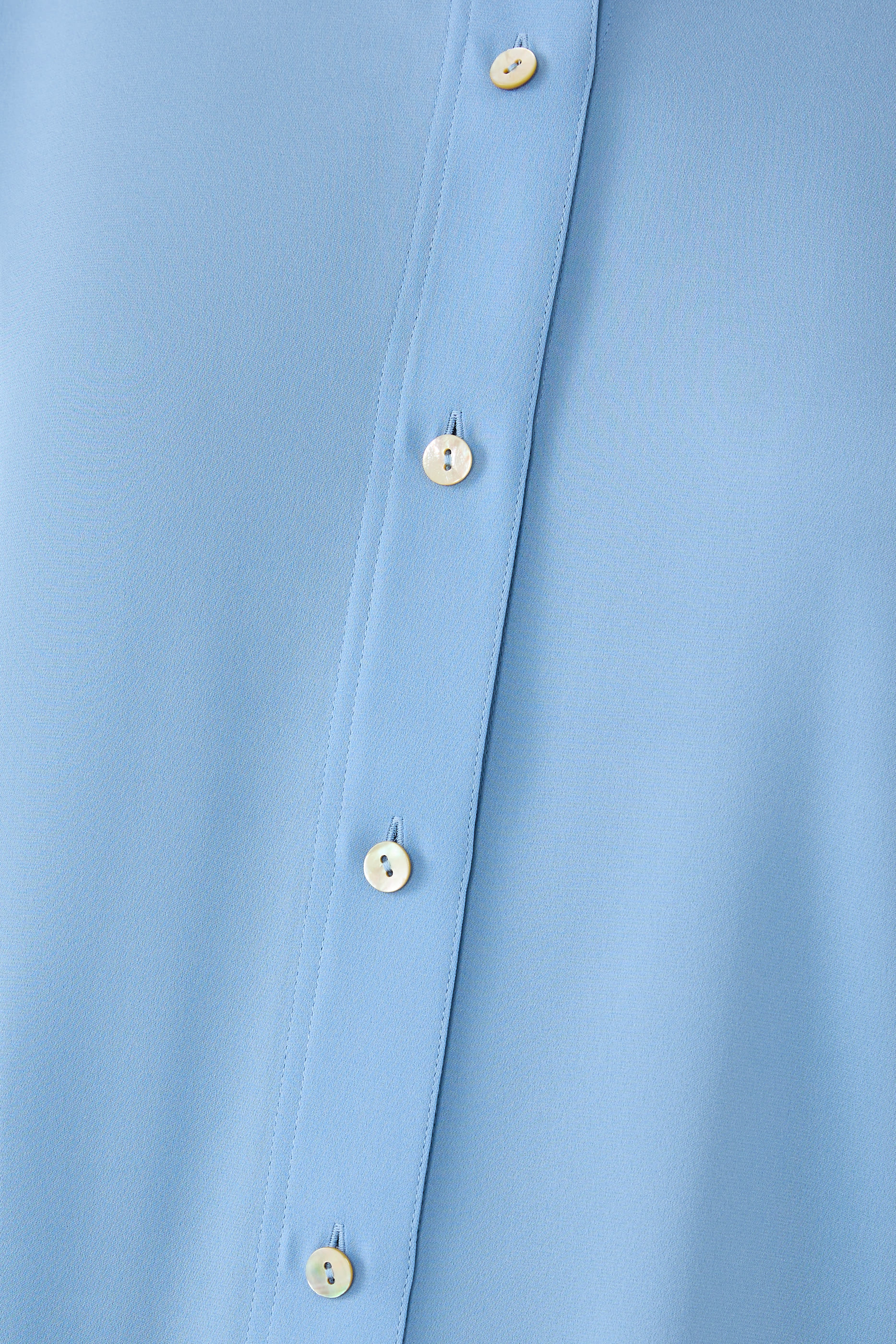 بلوزة بأزرار حرير مطاطي