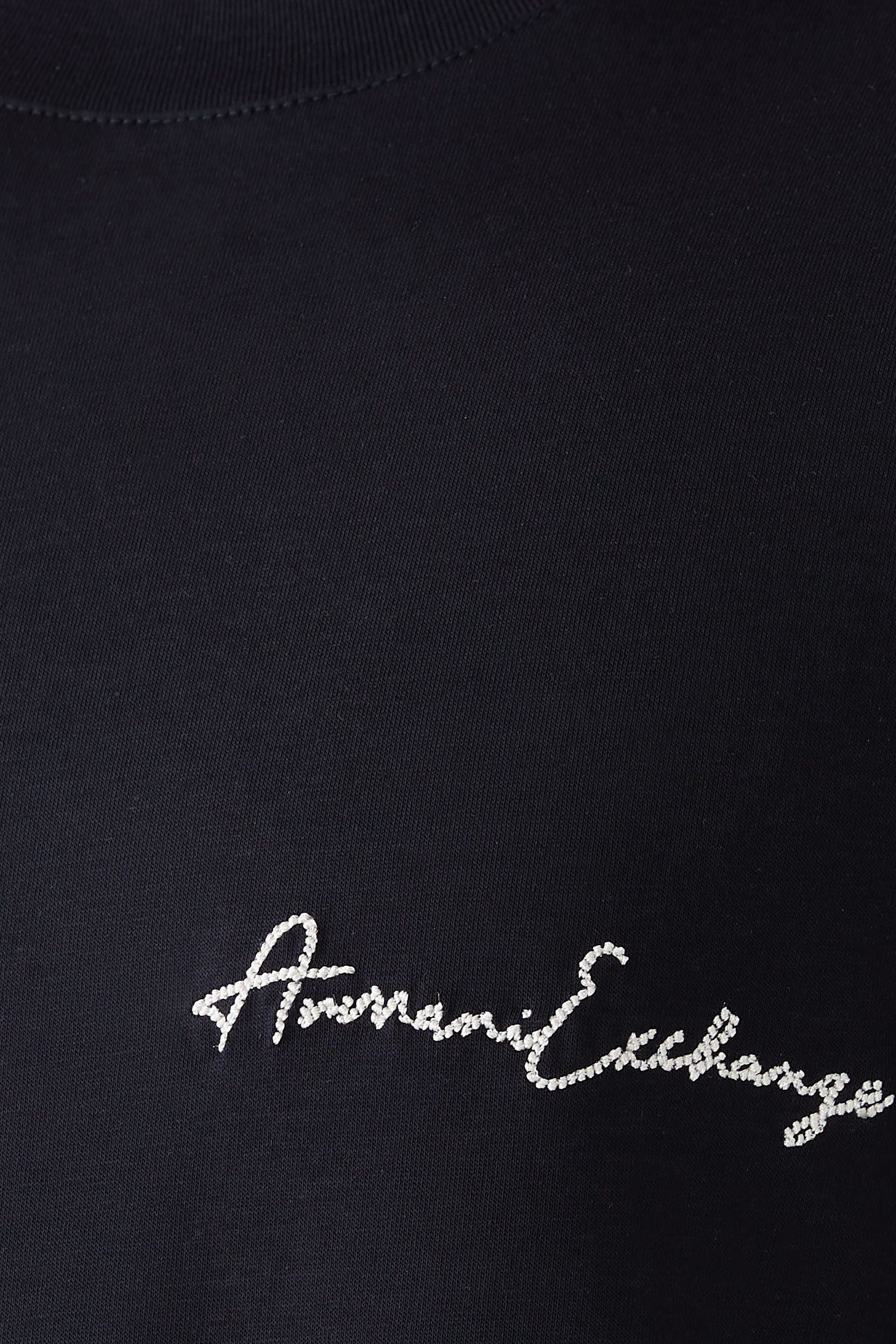 تيشيرت بياقة ضيقة وشعار الماركة