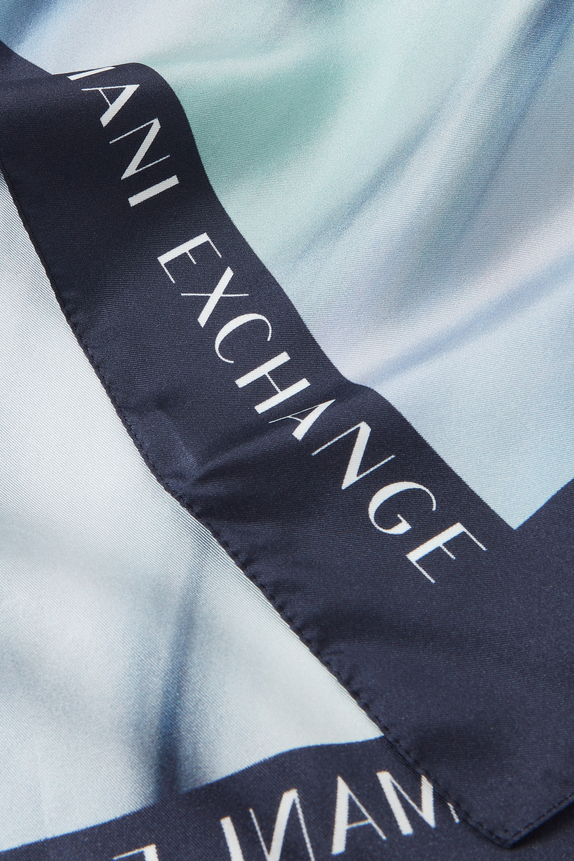 وشاح بشعار الماركة