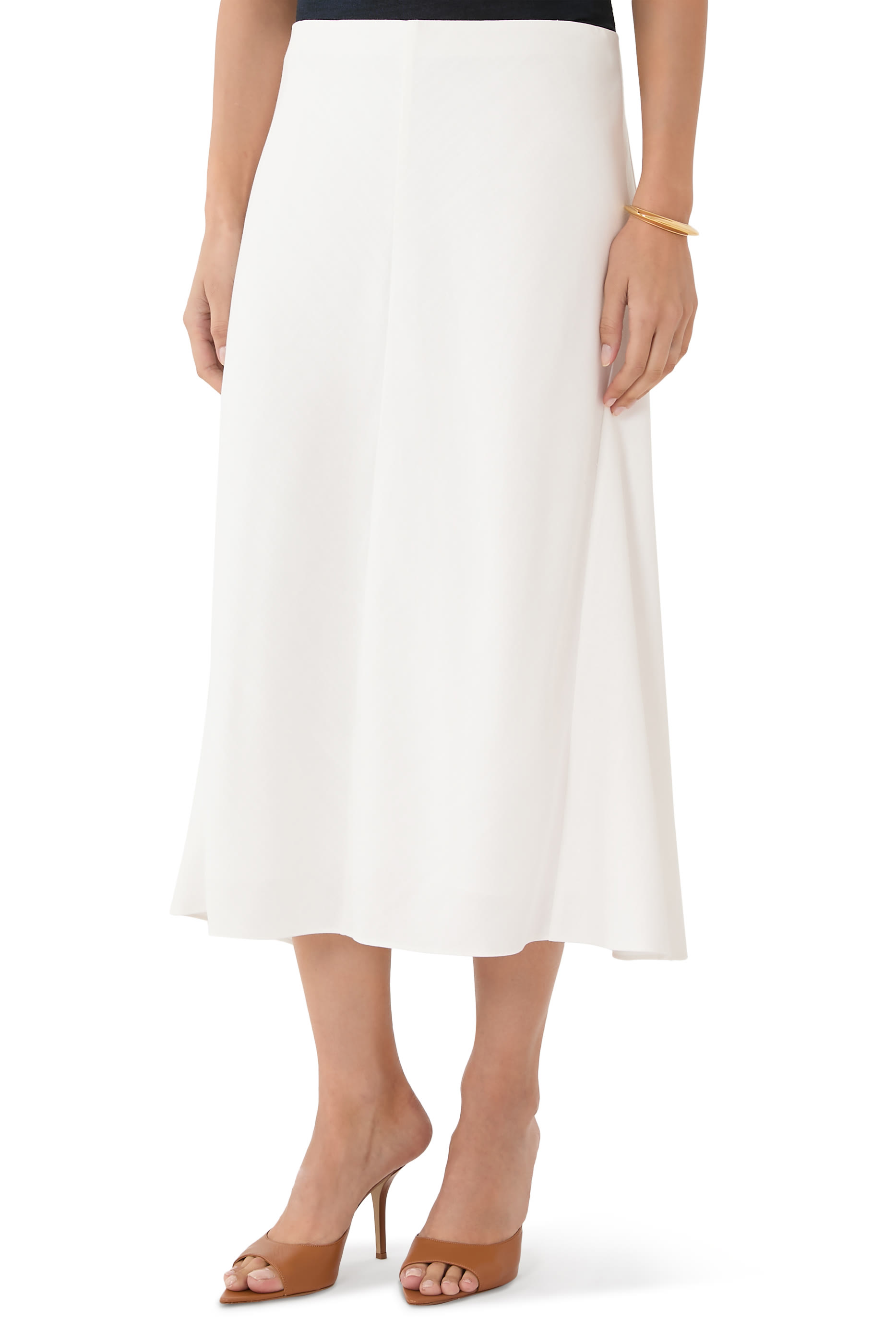 تنورة بقصة واسعة مائلة