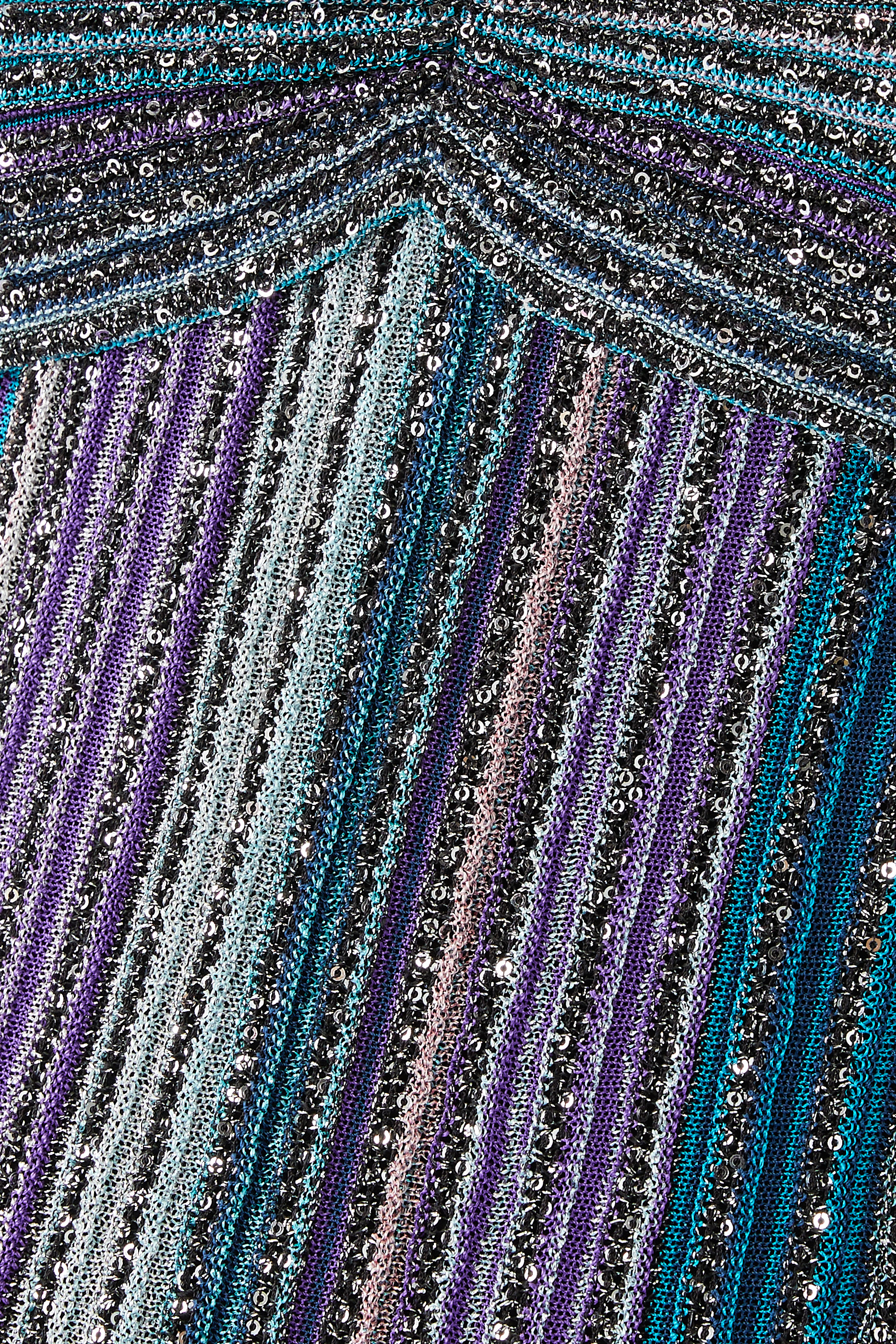 فستان طويل بأكمام طويلة نسيج لامع بطيات