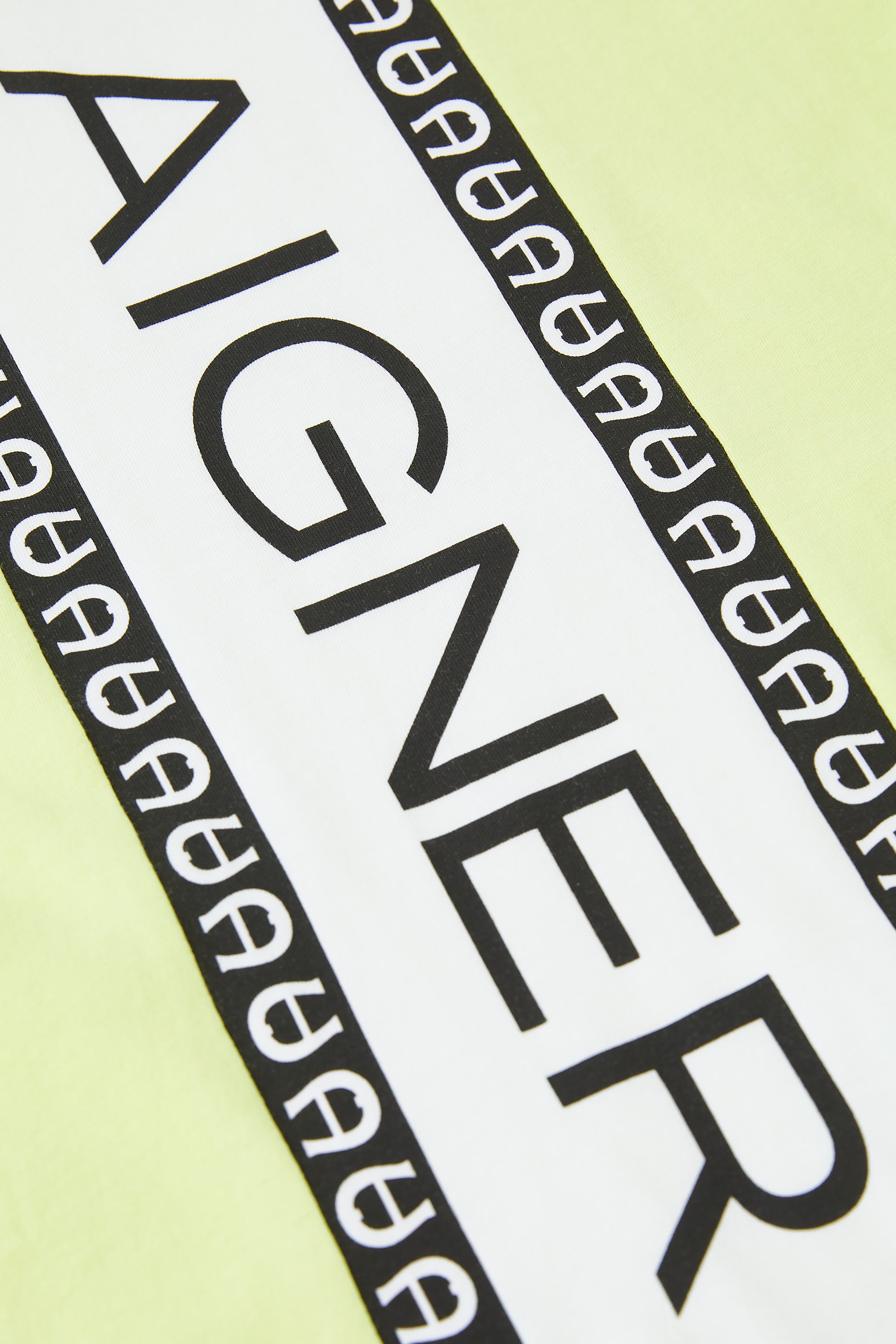 تيشيرت قطن بشعار الماركة للأطفال