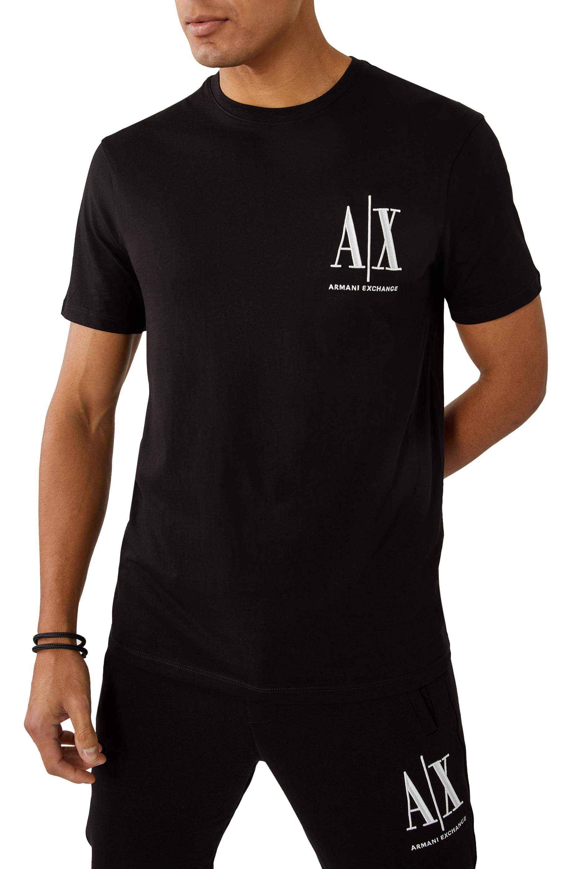 تي شيرت بطبعة شعار الماركة الشهير