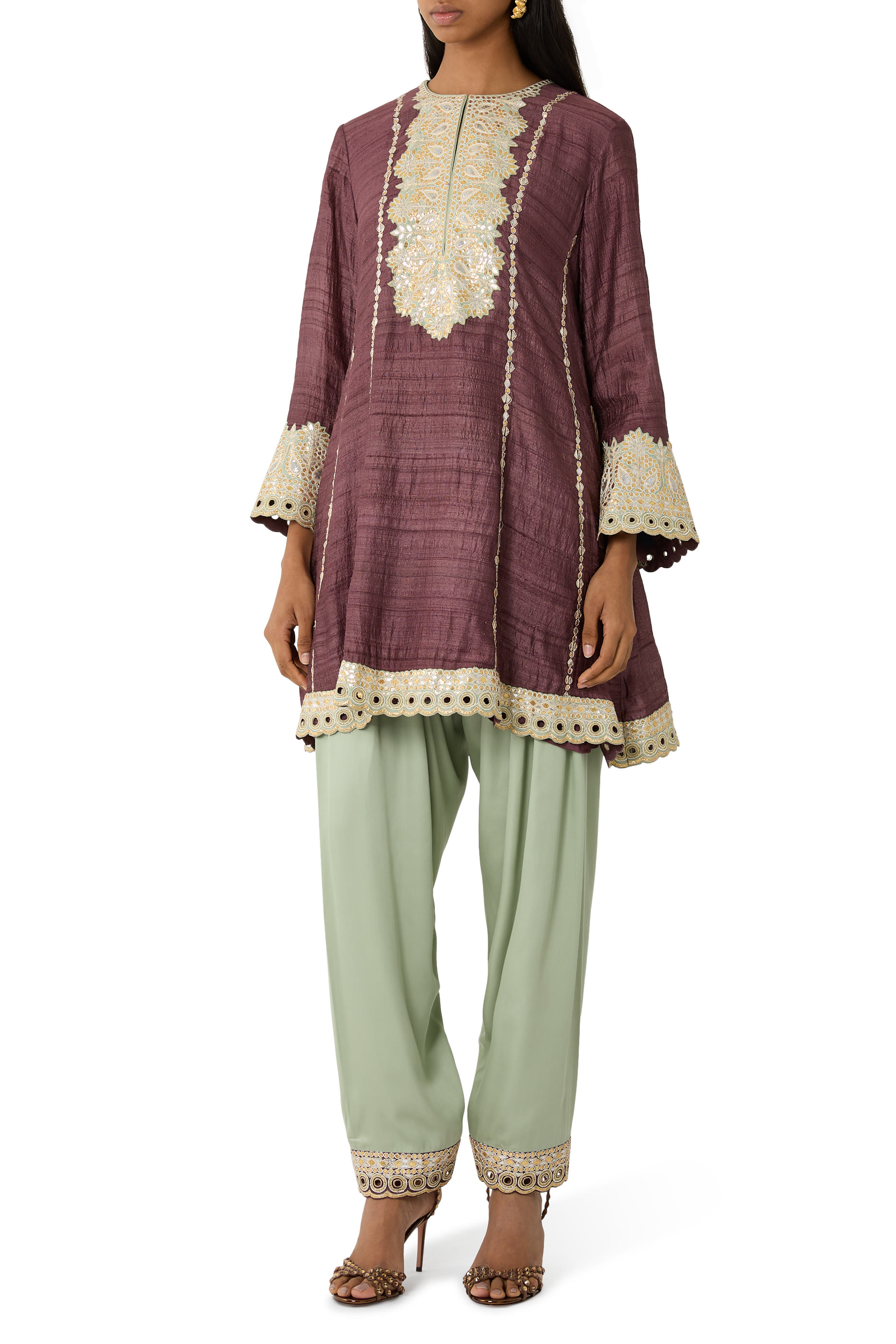 بدلة عمل غوتا