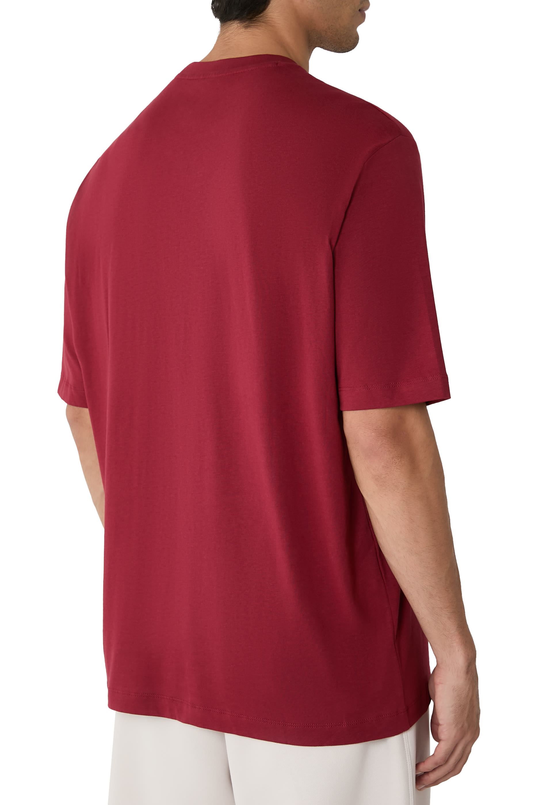 تيشيرت مزين بطبعة بشعار الماركة على الصدر الجانبي